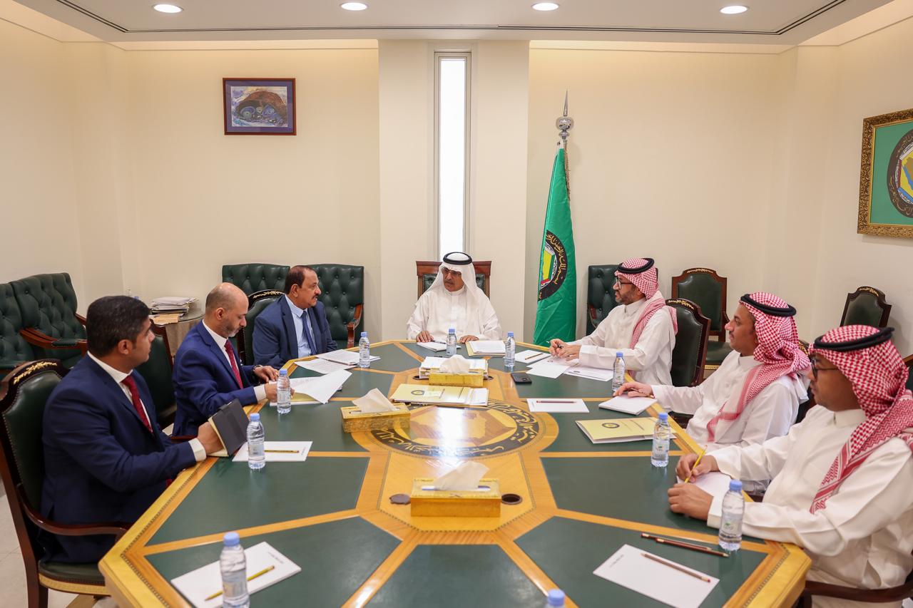 الشاعري يبحث مع الامين العام المساعد لمجلس التعاون الخليجي الاوضاع الاقتصادية والمساعدات الانسانية
