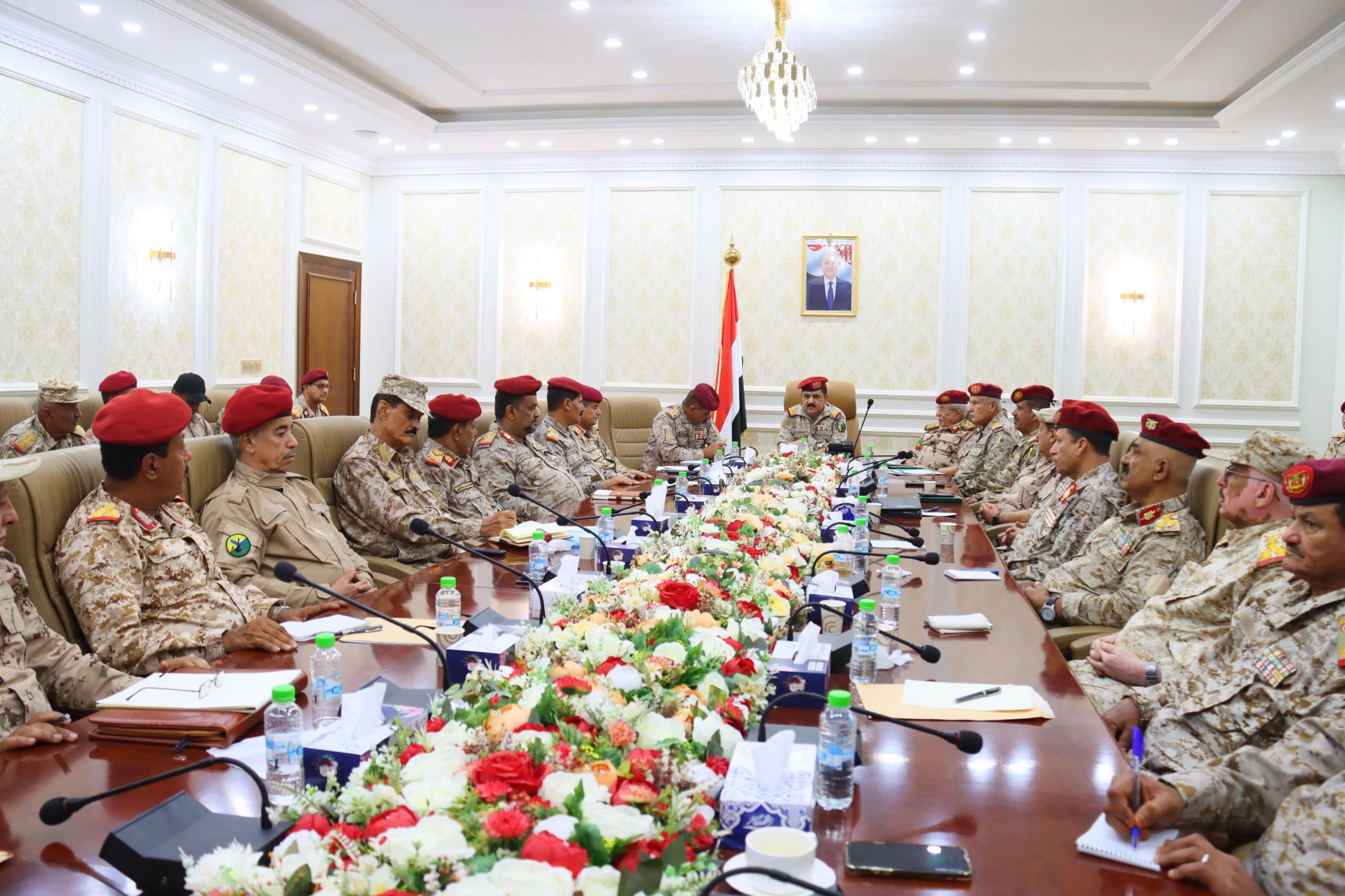 الفريق الركن الداعري يترأس اجتماعاً موسعاً لقيادة وزارة الدفاع ورؤساء الهيئات ومدراء الدوائر