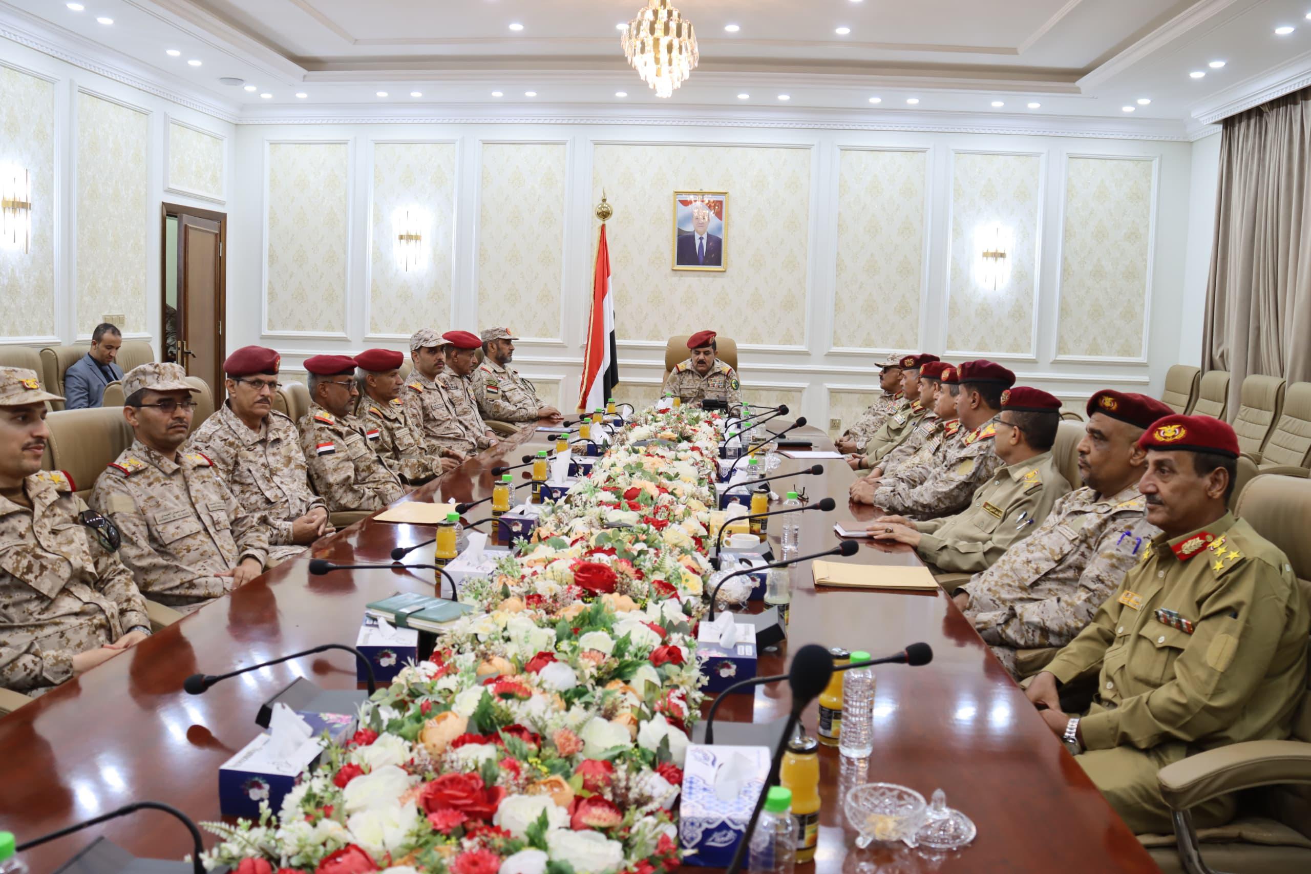 وزير الدفاع ورئيس الأركان يجتمعان بقيادة المنطقة الرابعة ومحاورها