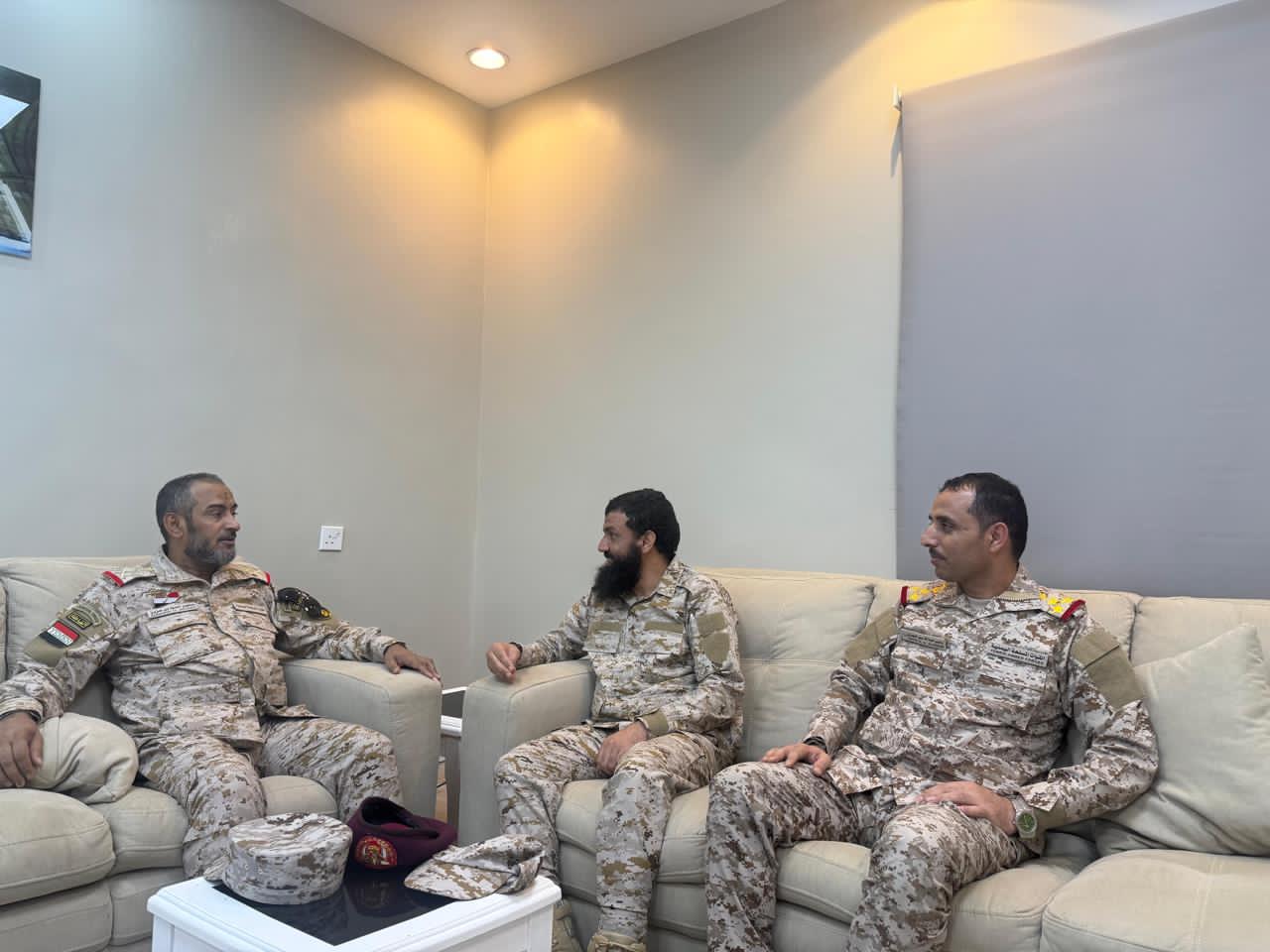 رئيس هيئة الأركان العامة يطلع على الأوضاع الميدانية في محور مران