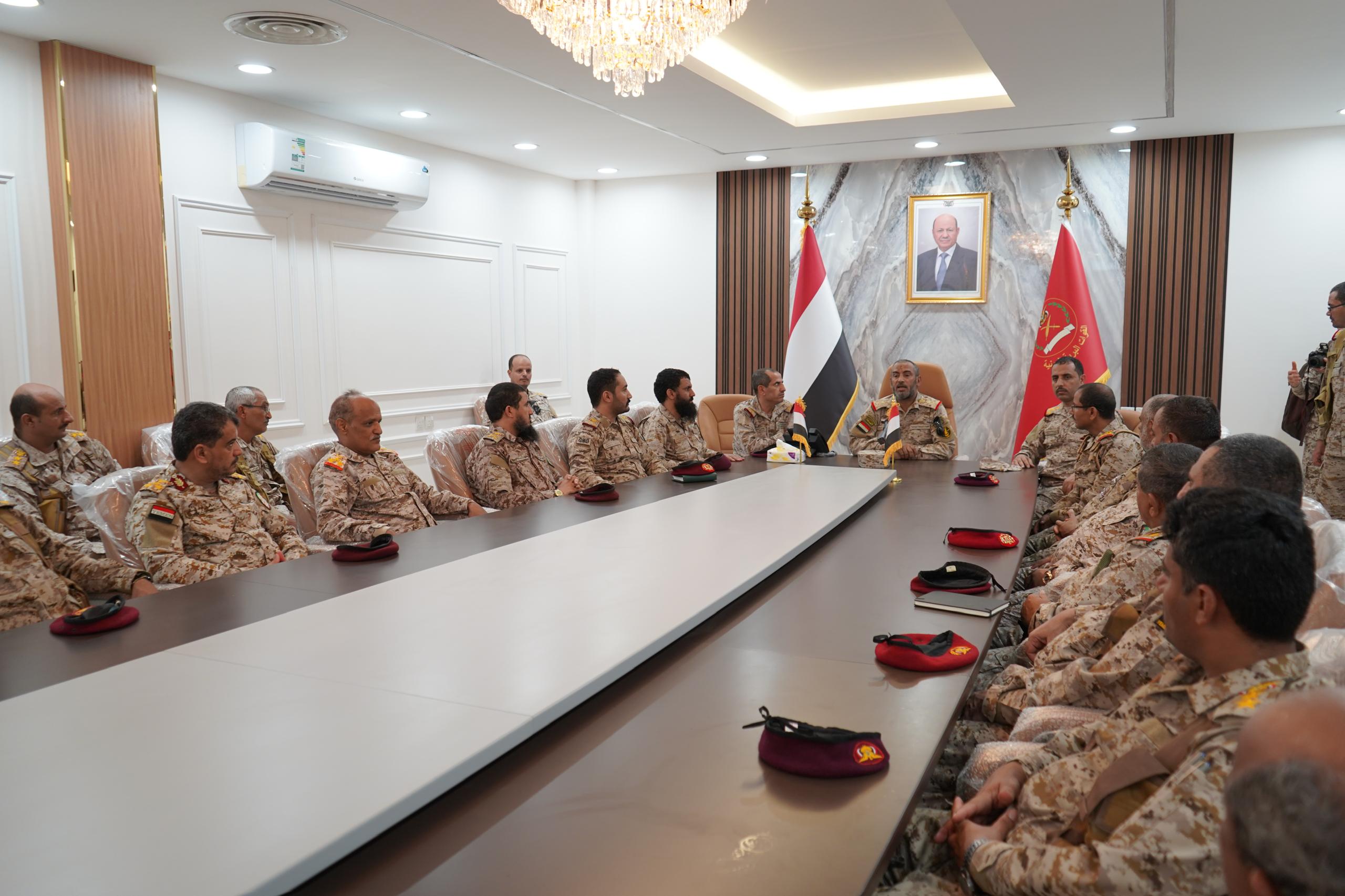 رئيس هيئة الأركان يزور المنطقة العسكرية الخامسة ويطلع على أوضاع المقاتلين