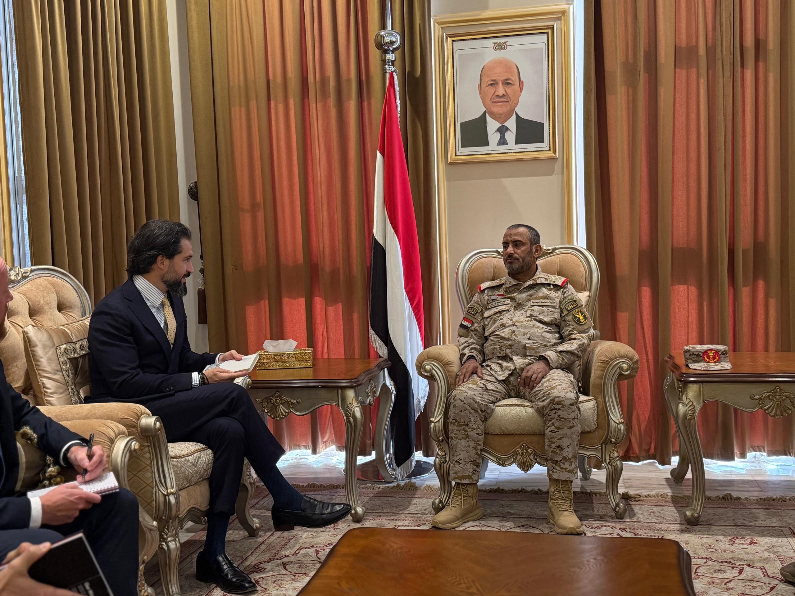 رئيس هيئة الأركان يبحث مع القائم بأعمال السفارة الامريكية أوجه التعاون العسكري والأمني