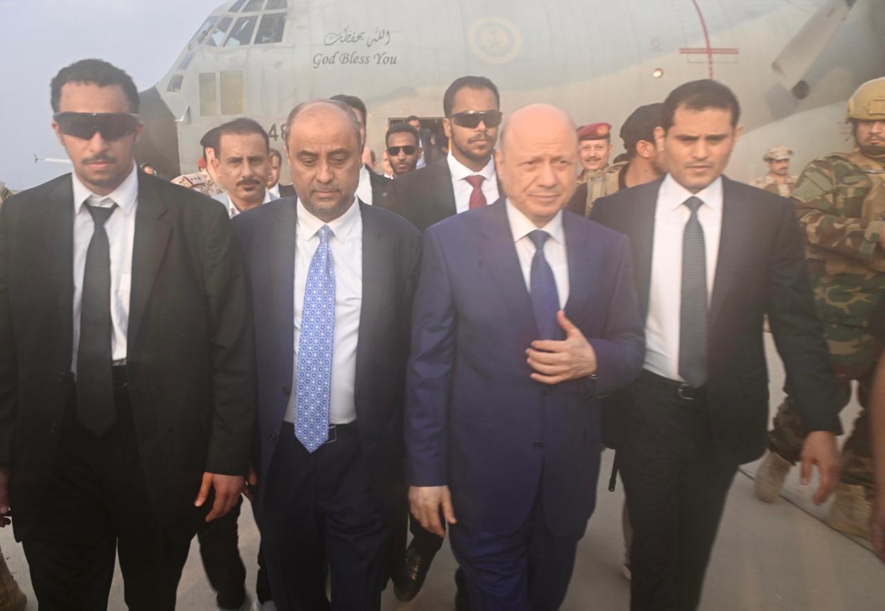 رئيس مجلس القيادة يعود الى العاصمة المؤقتة عدن