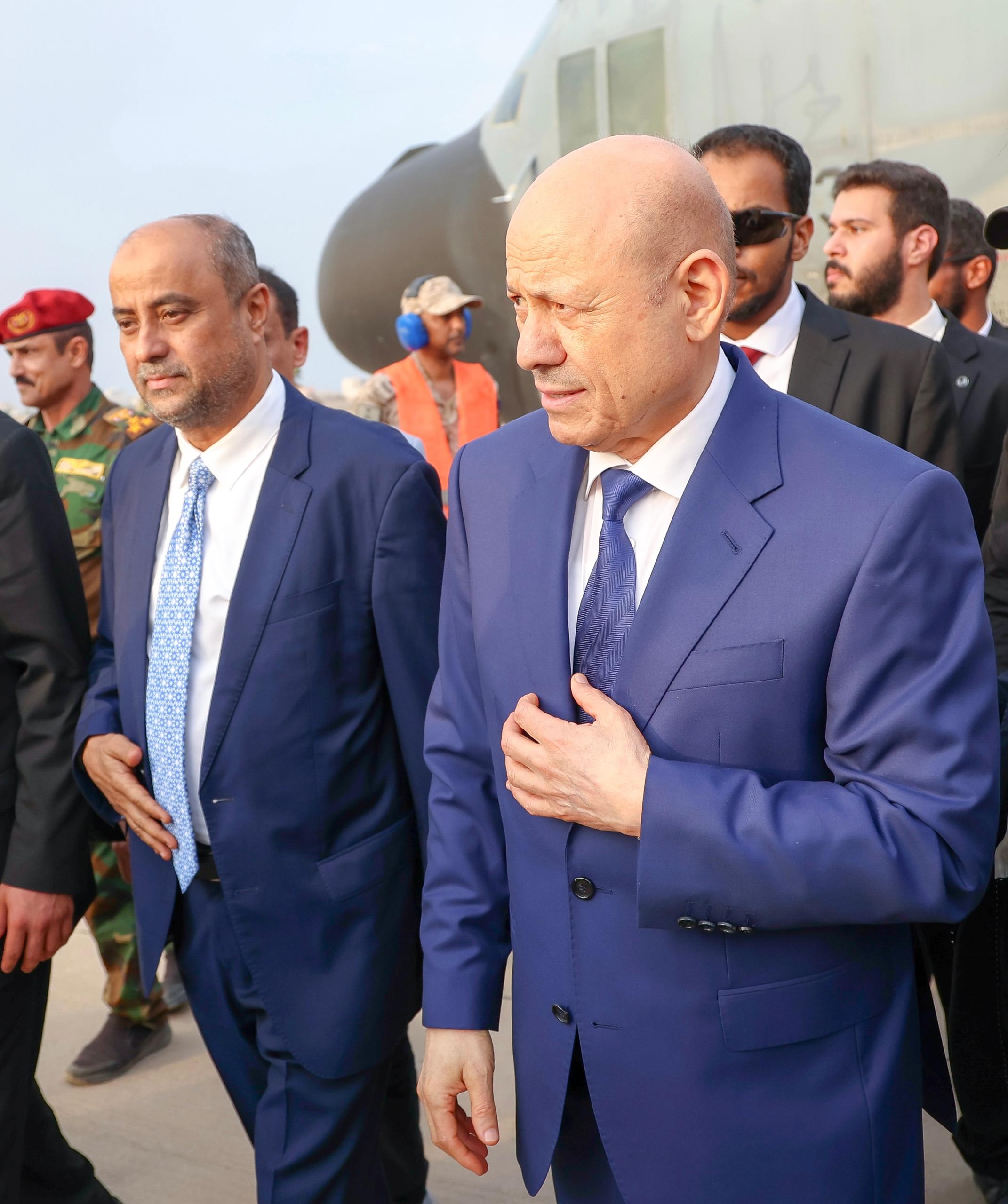 رئيس الوزراء يؤكد حرص الحكومة على احتواء التدهور الاقتصادي والخدمي وتخفيف المعاناة المعيشية للمواطنين