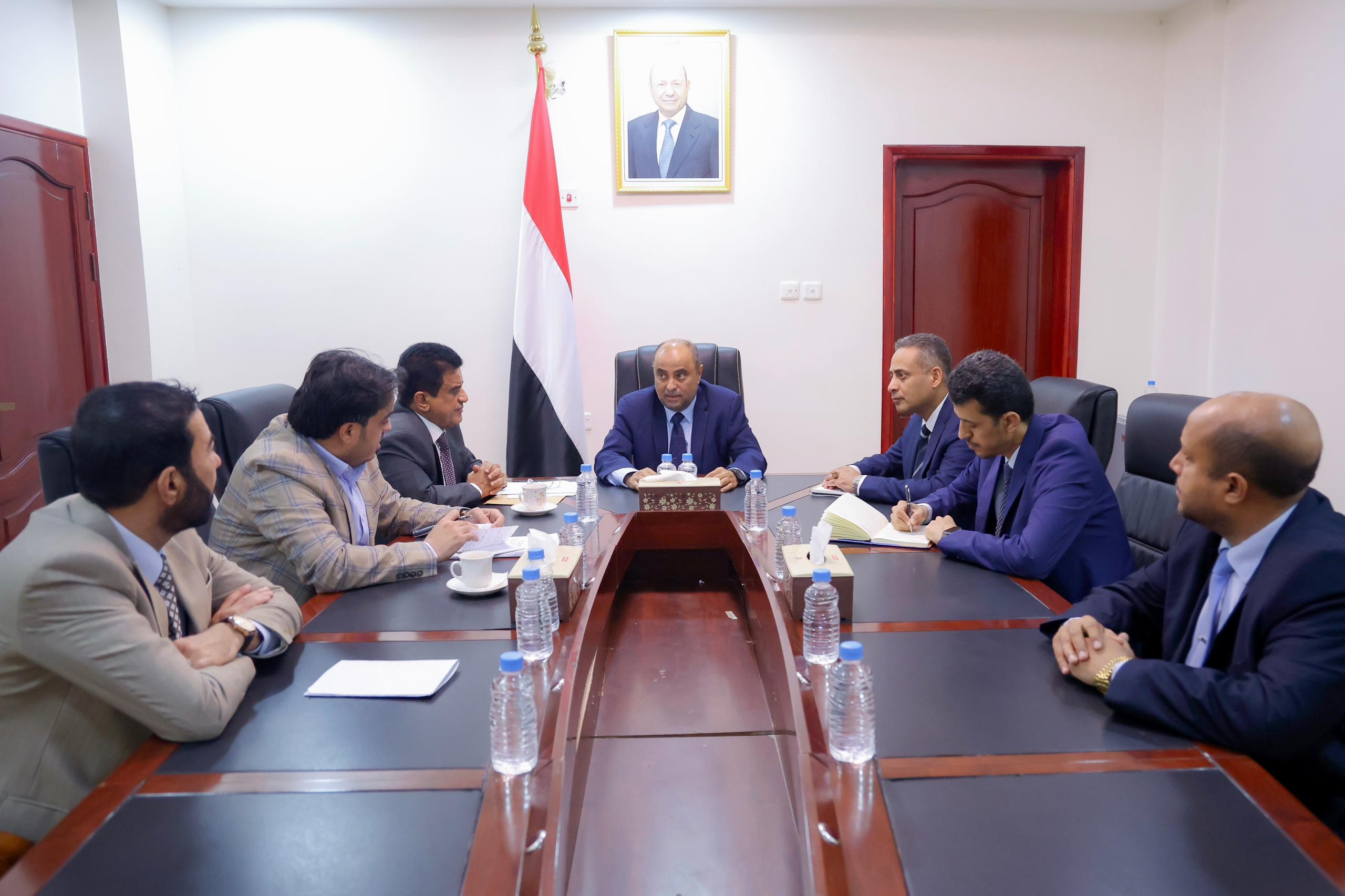 رئيس الوزراء يترأس اجتماعاً حكومياً لمتابعة إجراءات حل مشكلة انقطاعات الكهرباء وتخفيف معاناة المواطنين