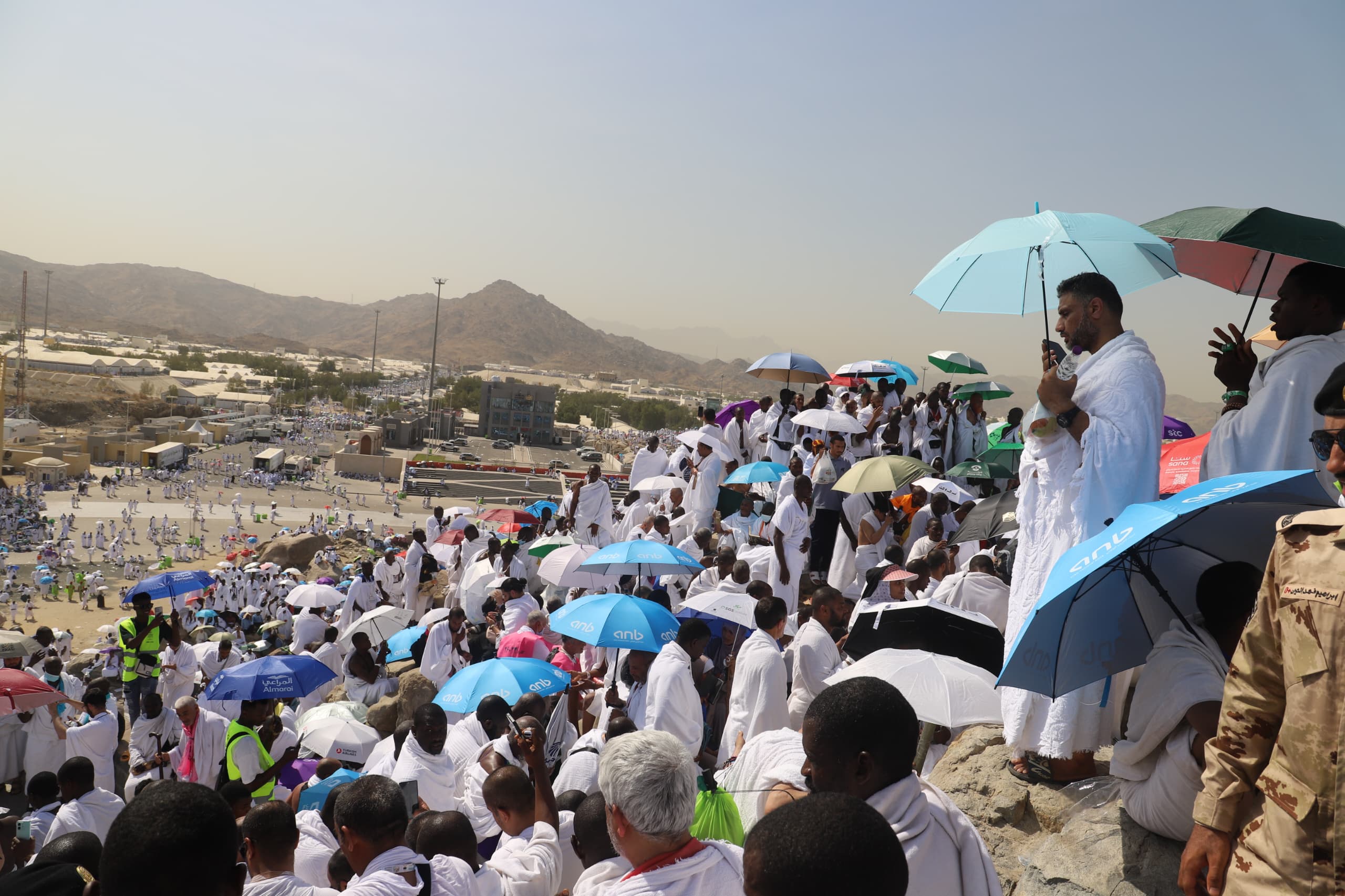 حجاج اليمن يقفون على صعيد عرفات لأداء ركن الحج الأعظم