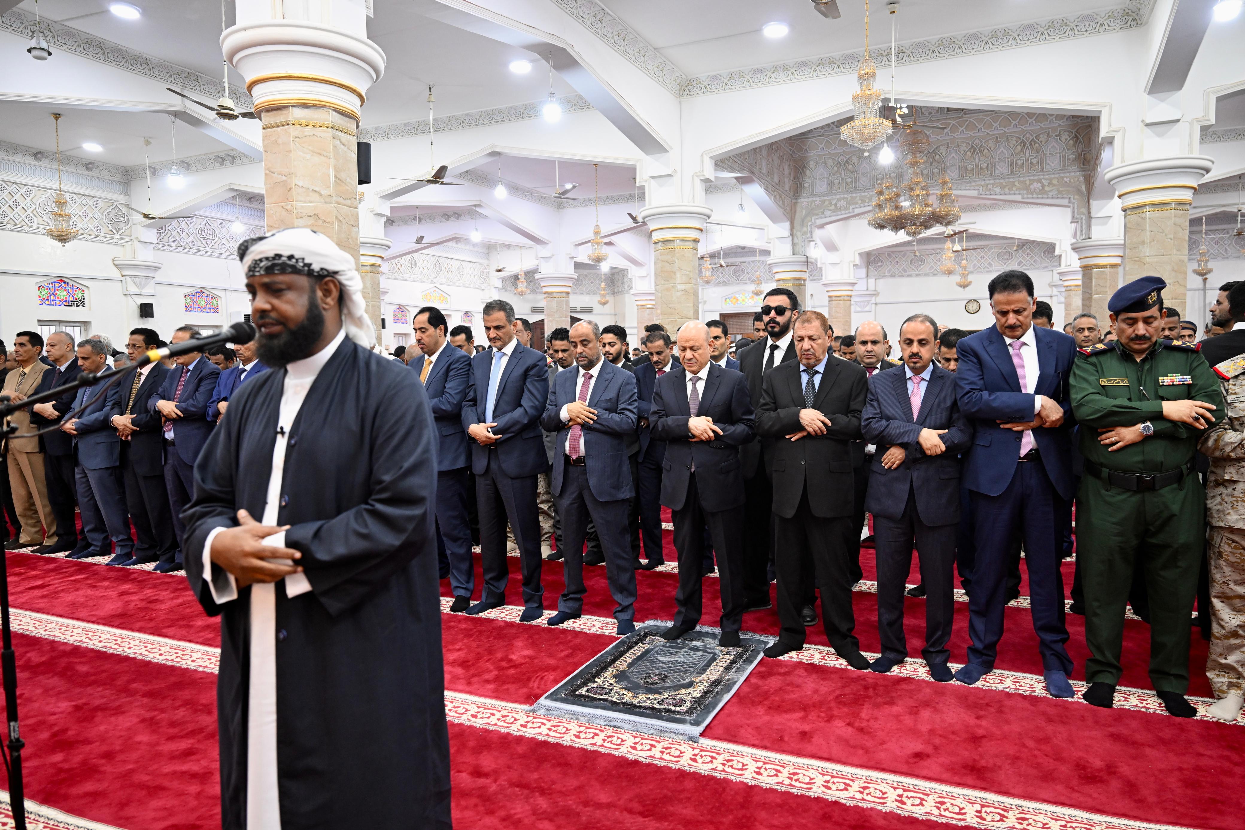 رئيس مجلس القيادة يؤدي في عدن مع جموع المصلين صلاة عيد الاضحى المبارك