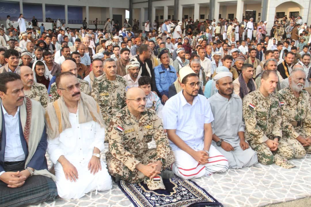 عضو مجلس القيادة طارق صالح يؤدي صلاة عيد الأضحى المبارك مع جموع المواطنين في المخا