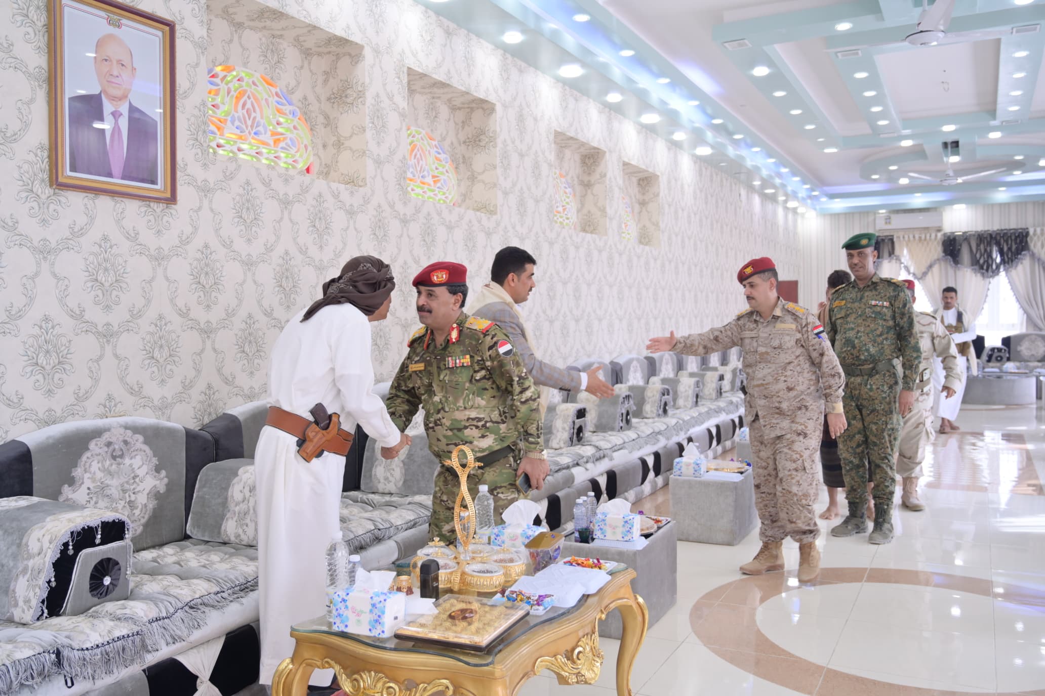 محافظ المهرة يتبادل مع جموع المهنئين تهاني عيد الأضحى المبارك