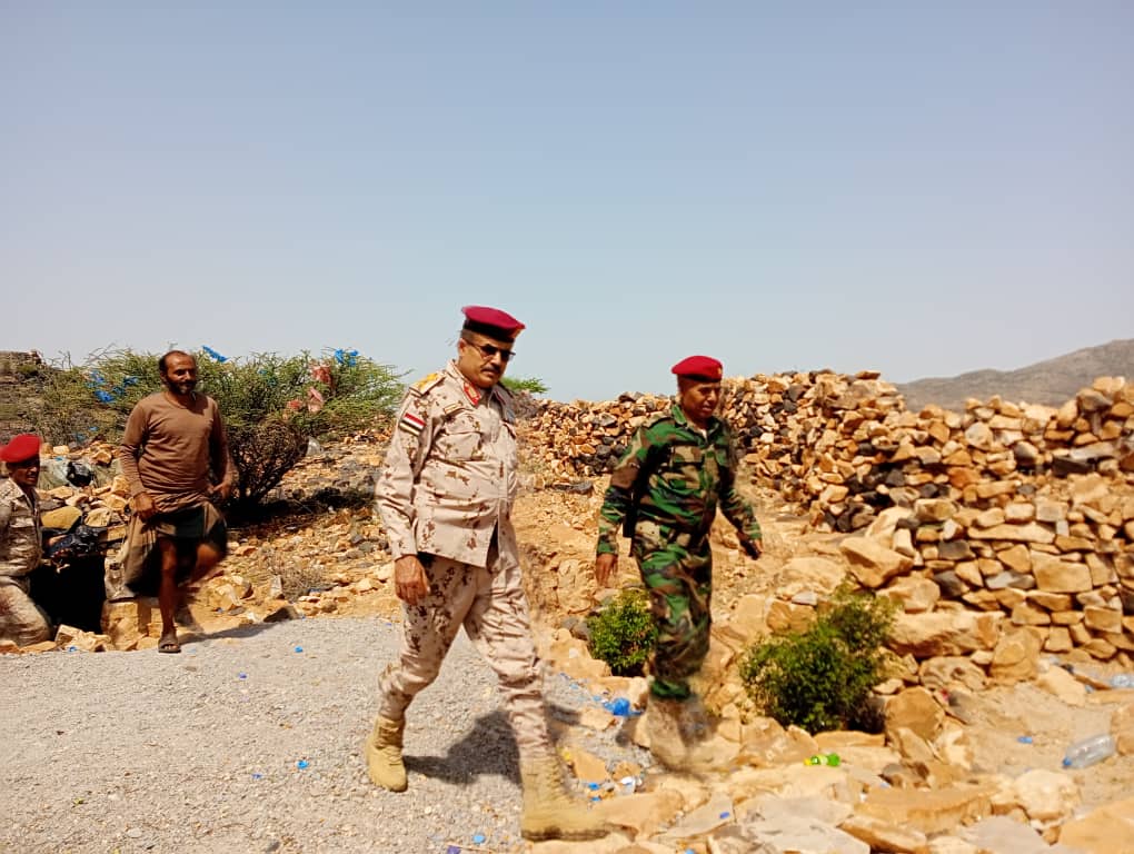 رئيس أركان محور تعز يتفقد المقاتلين في قطاع لواء النصر غرب المحافظة