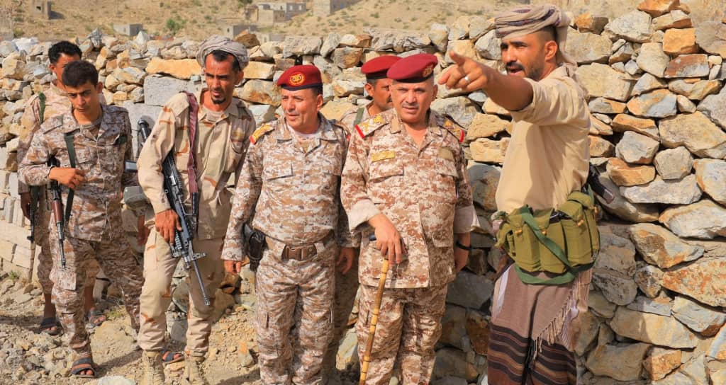 قائد محور تعز يزور الخطوط الأمامية ويشدد على اليقظة والاستعداد