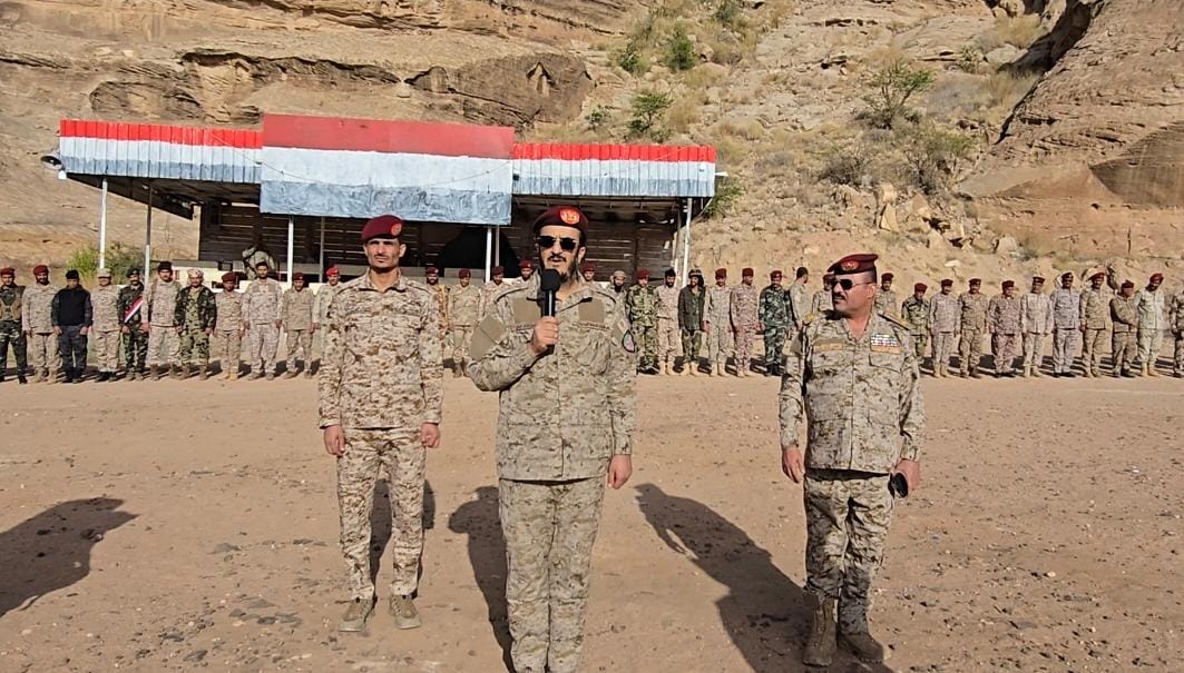 اللواء مجلي يتفقد أبطال الجيش في محور علب في زيارة عيدية