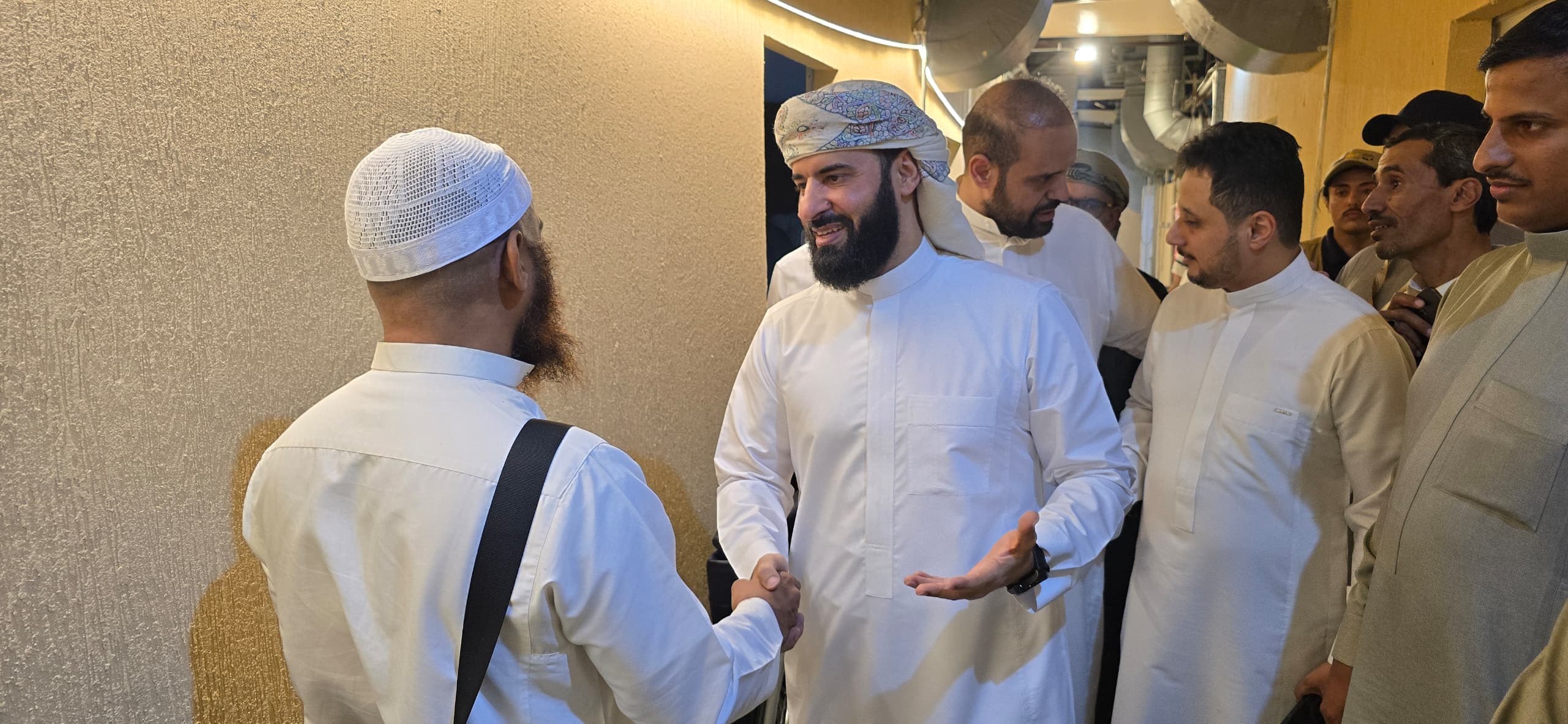 وكيل وزارة الاوقاف والارشاد يتفقد أوضاع اليمنيين في مخيمات منى