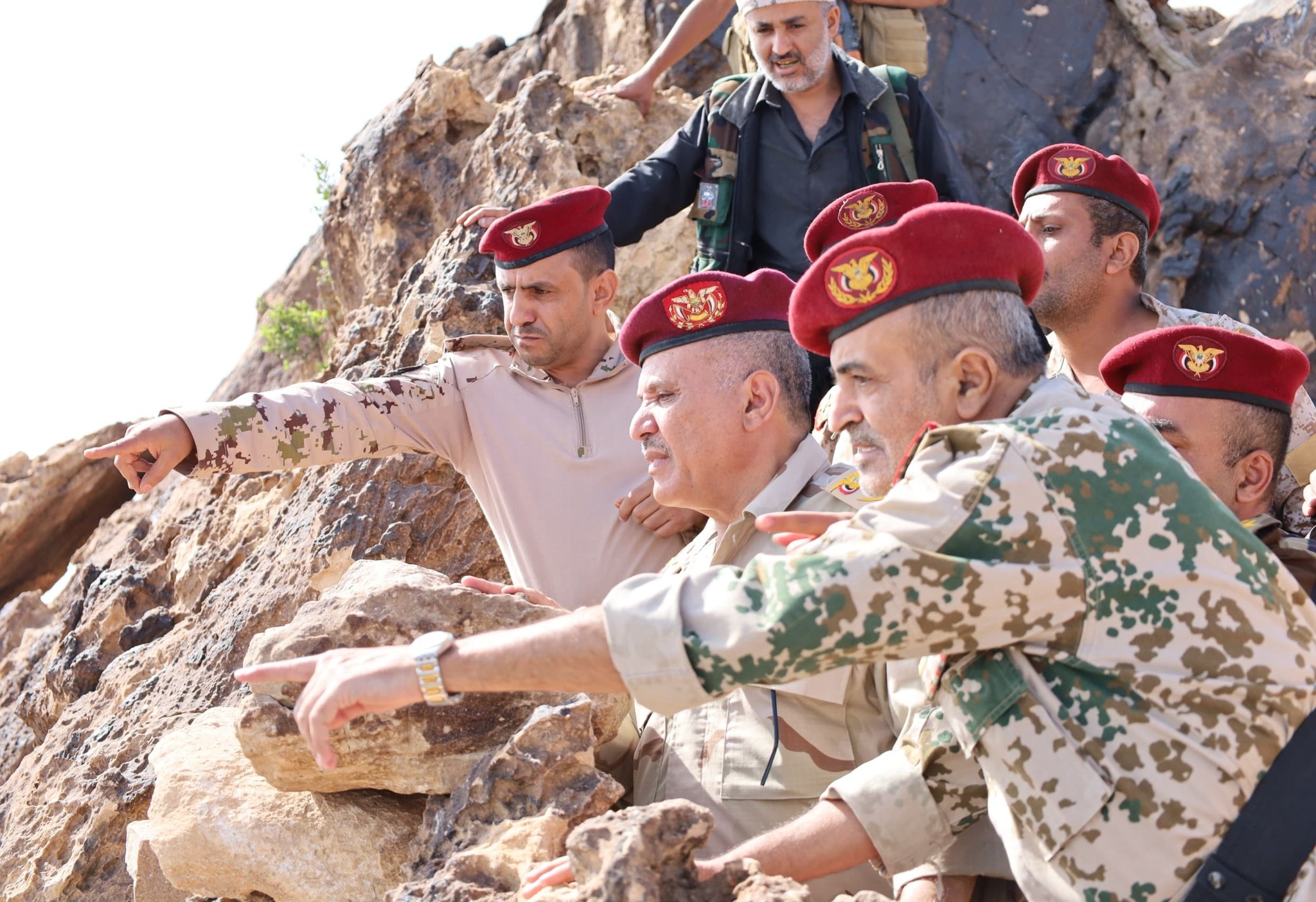 قائد محور تعز يتفقد المقاتلين في الخطوط الأمامية جنوب شرق المدينة