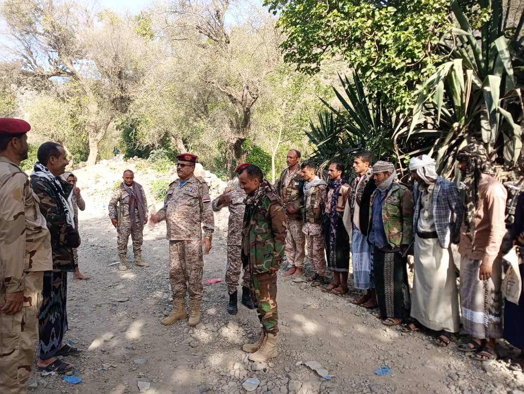 اللواء المجيدي يطلع على مستوى الجاهزية القتالية للمقاتلين في الخطوط الأمامية بمديرية المسراخ