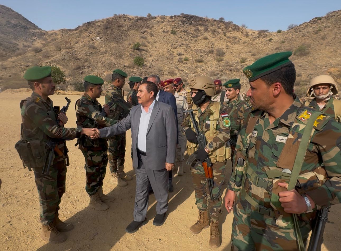 محافظ حجة يزور محور حرض ويشيد بجاهزية القوات الخاصة ولواء الفرسان