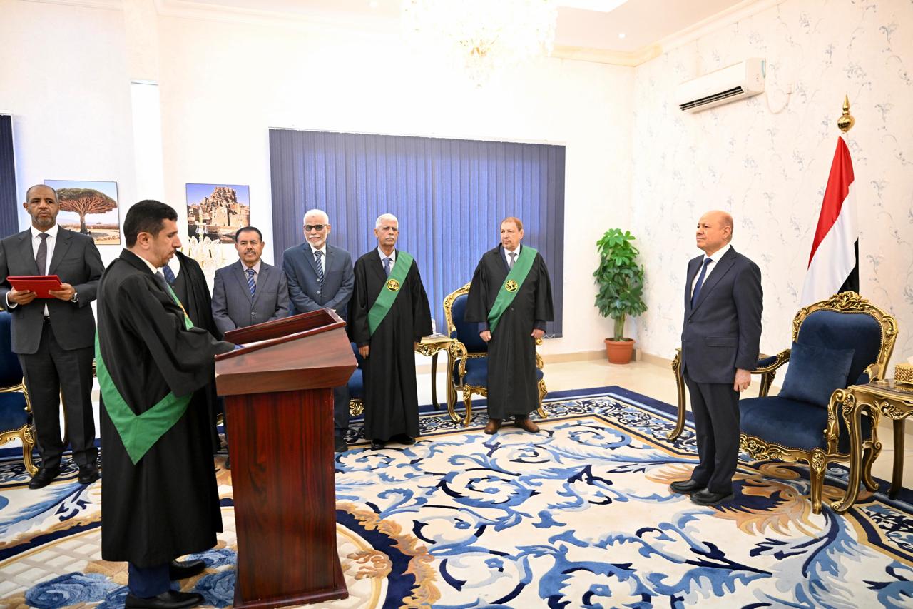 القضاة المعينون بالمحكمة العليا يؤدون اليمين القانونية امام رئيس مجلس القيادة الرئاسي