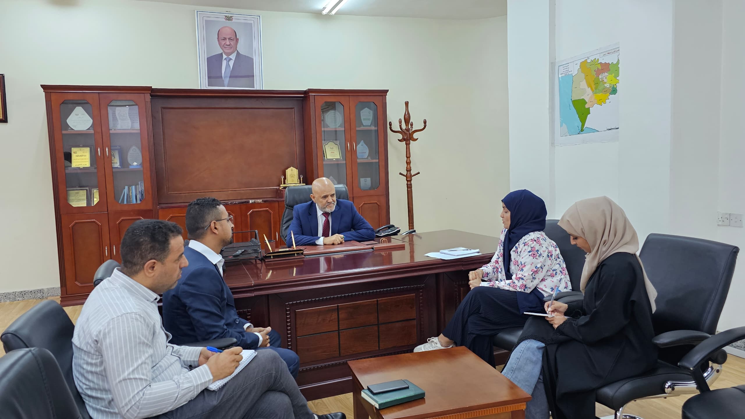 اللجنة الوطنية للتحقيق ومحافظ تعز يناقشان اوضاع حقوق الانسان وتطوير آليات الحماية