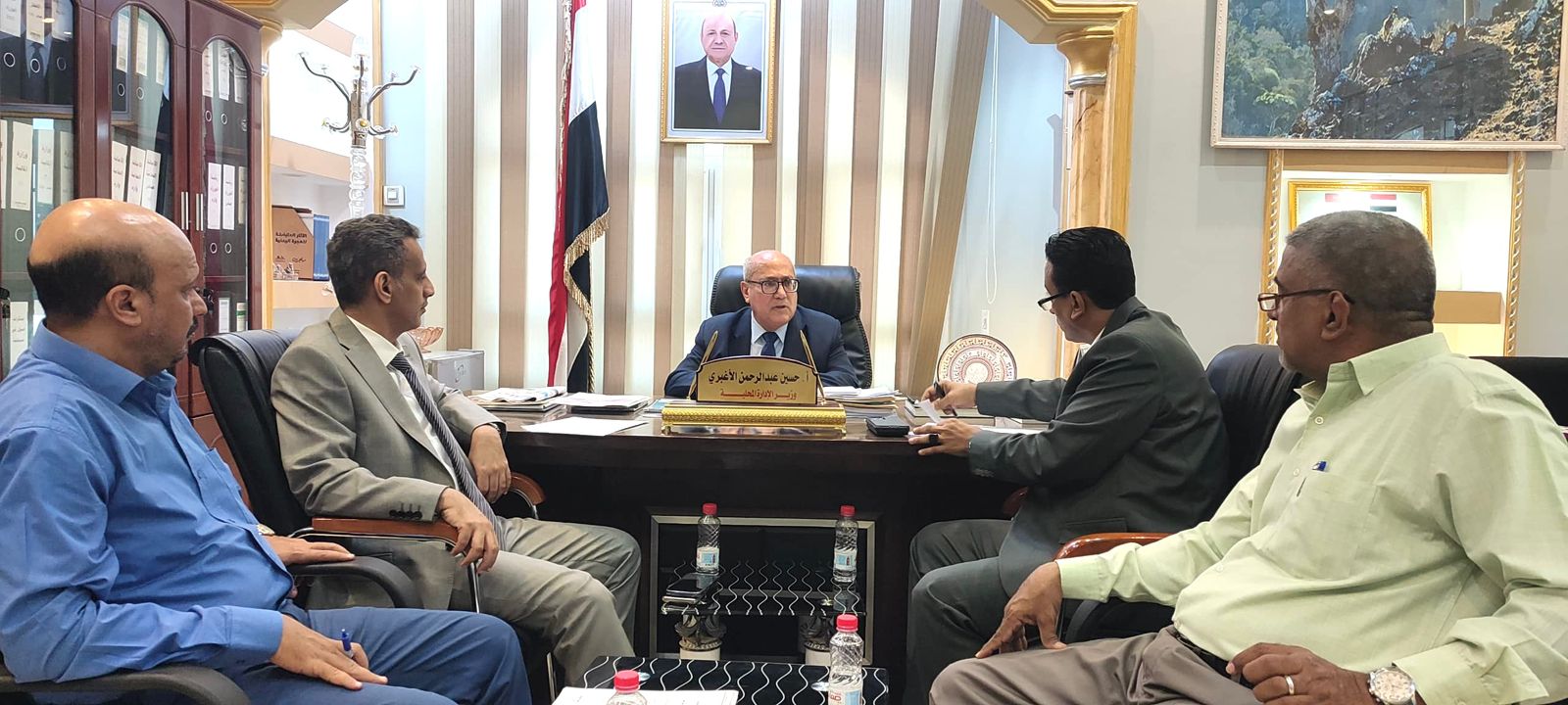 وزير الادارة المحلية يناقش مصفوفة أولوية الوزارة العاجلة خلال الـ (100) يوم القادمة