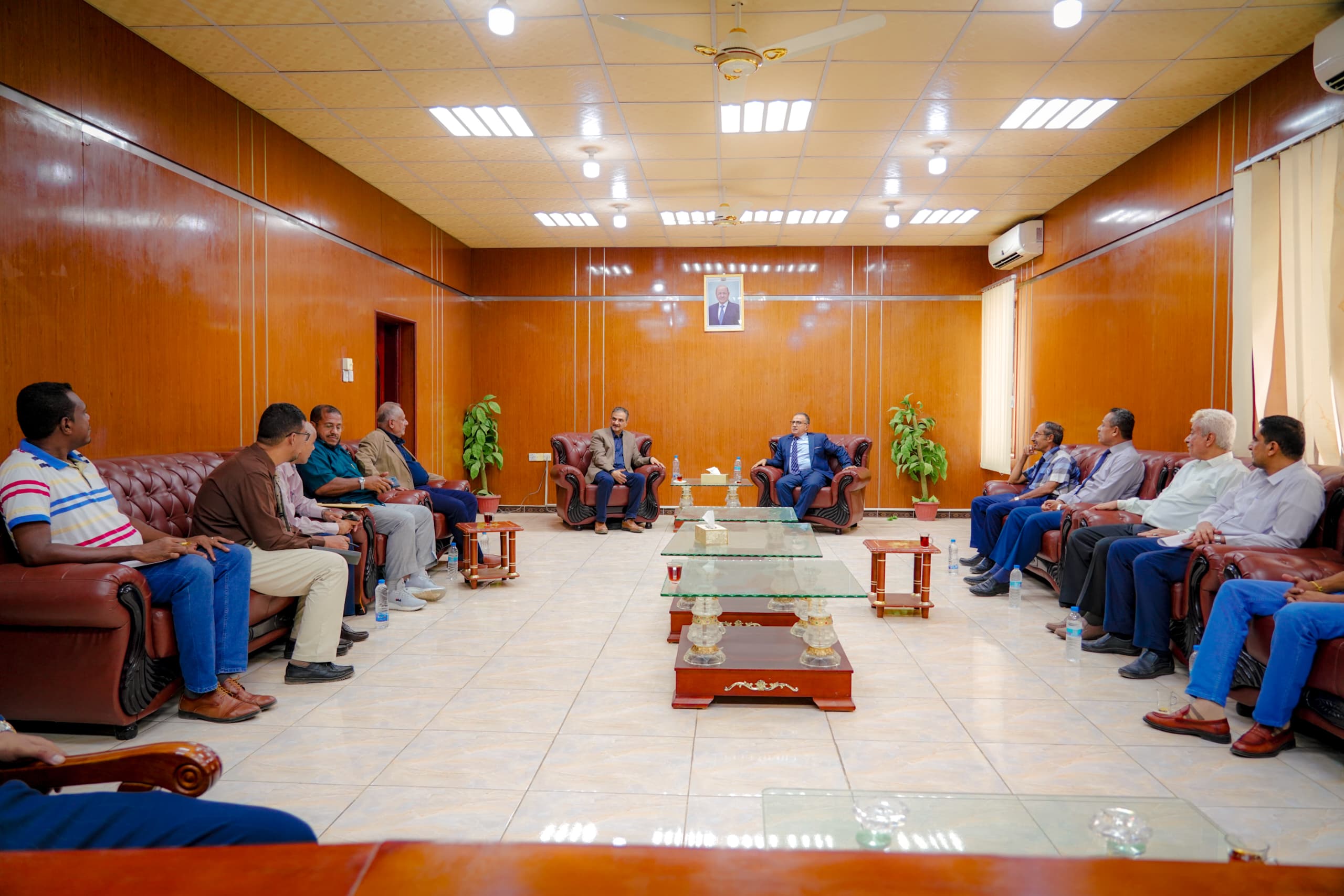 محافظ عدن يؤكد أهمية الحفاظ على الموروث الوثائقي للمدينة ويناقش سبل تطوير التعليم الجامعي