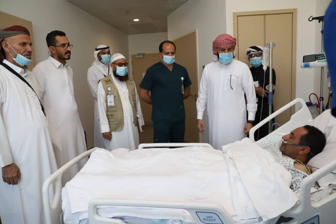 وكيل قطاع الحج والعمرة يطمئن على المرضى من الحجاج اليمنيين في مكة