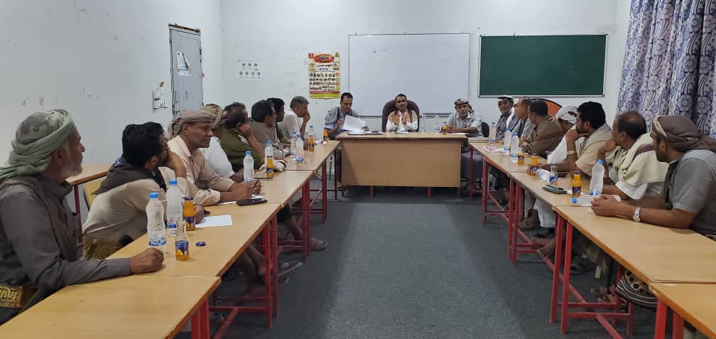 تنفيذي حريب يقر حملة ازالة المخلفات والبسطات المخالفة من شوارع المدينة