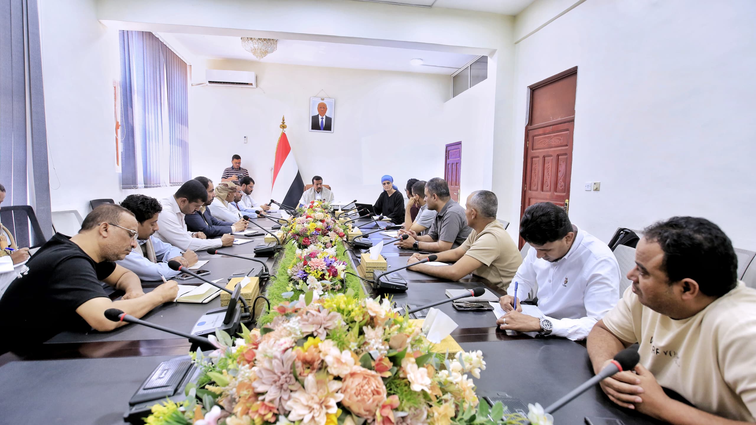 السلطة المحلية بمأرب تناقش مع برنامج الغذاء العالمي مشروع توزيع المساعدات الغذائية العامة