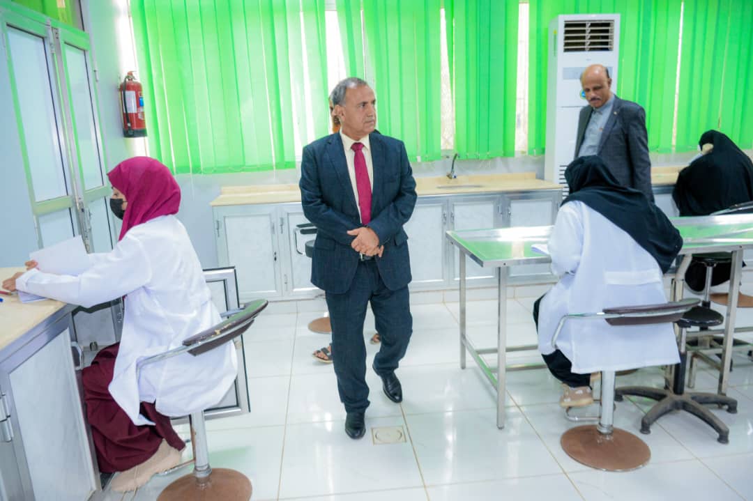 رئيس جامعة عدن يتفقد سير امتحانات الفصل الثاني في كلية الطب