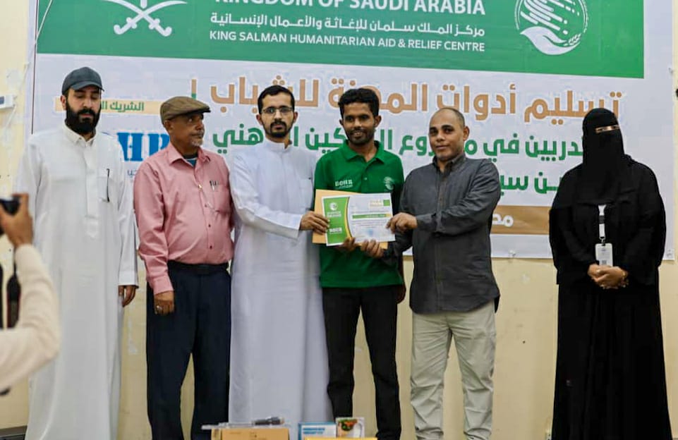 تدشين تسليم الحقائب المهنية للمتدربين ضمن مشروع التمكين المهني في سقطرى