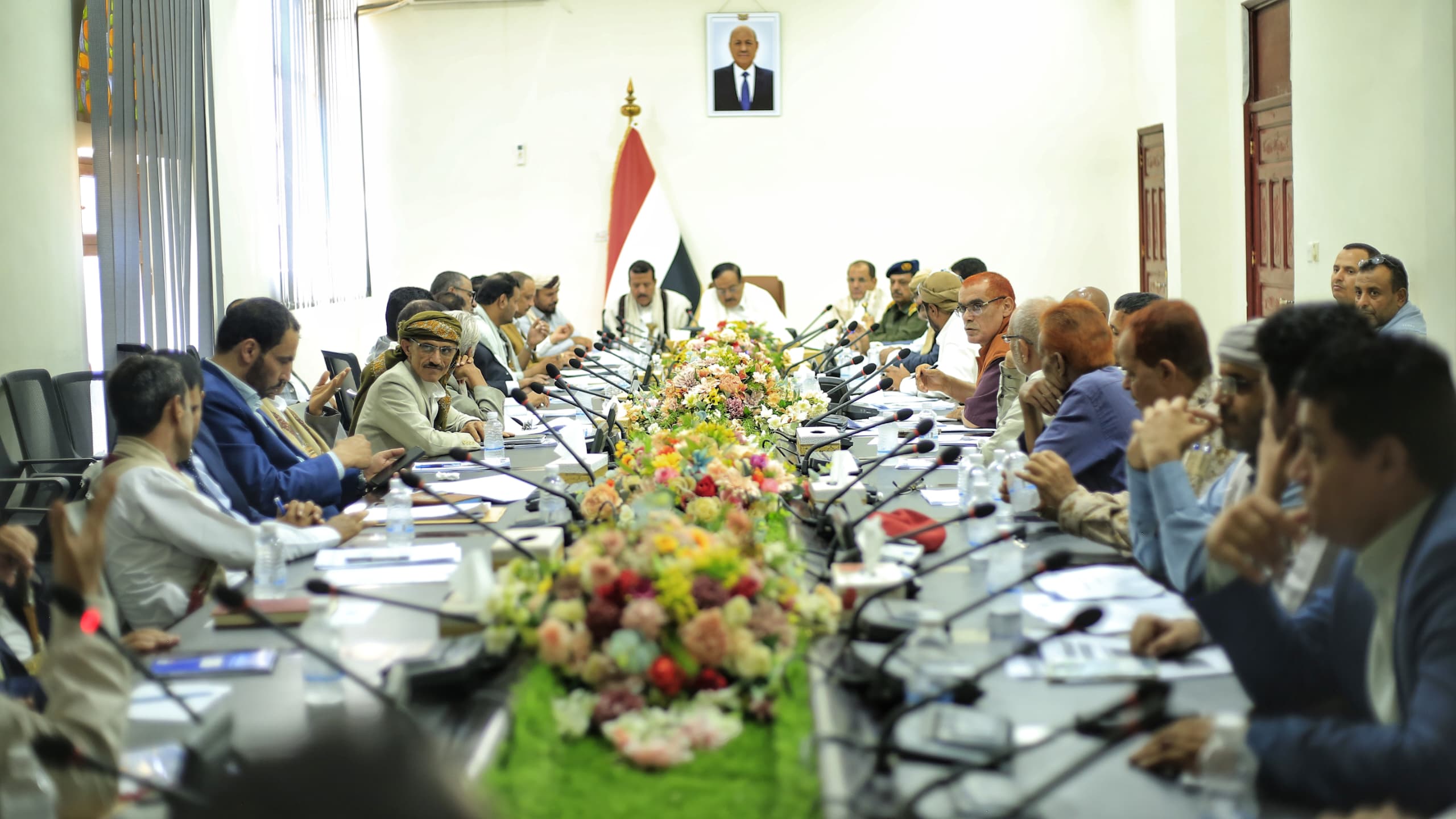 تنفيذي مأرب يناقش عددا من التقارير المتعلقة بمكتب الأشغال ومخالفات السوق الدوائي والاستعدادات للعام الدراسي