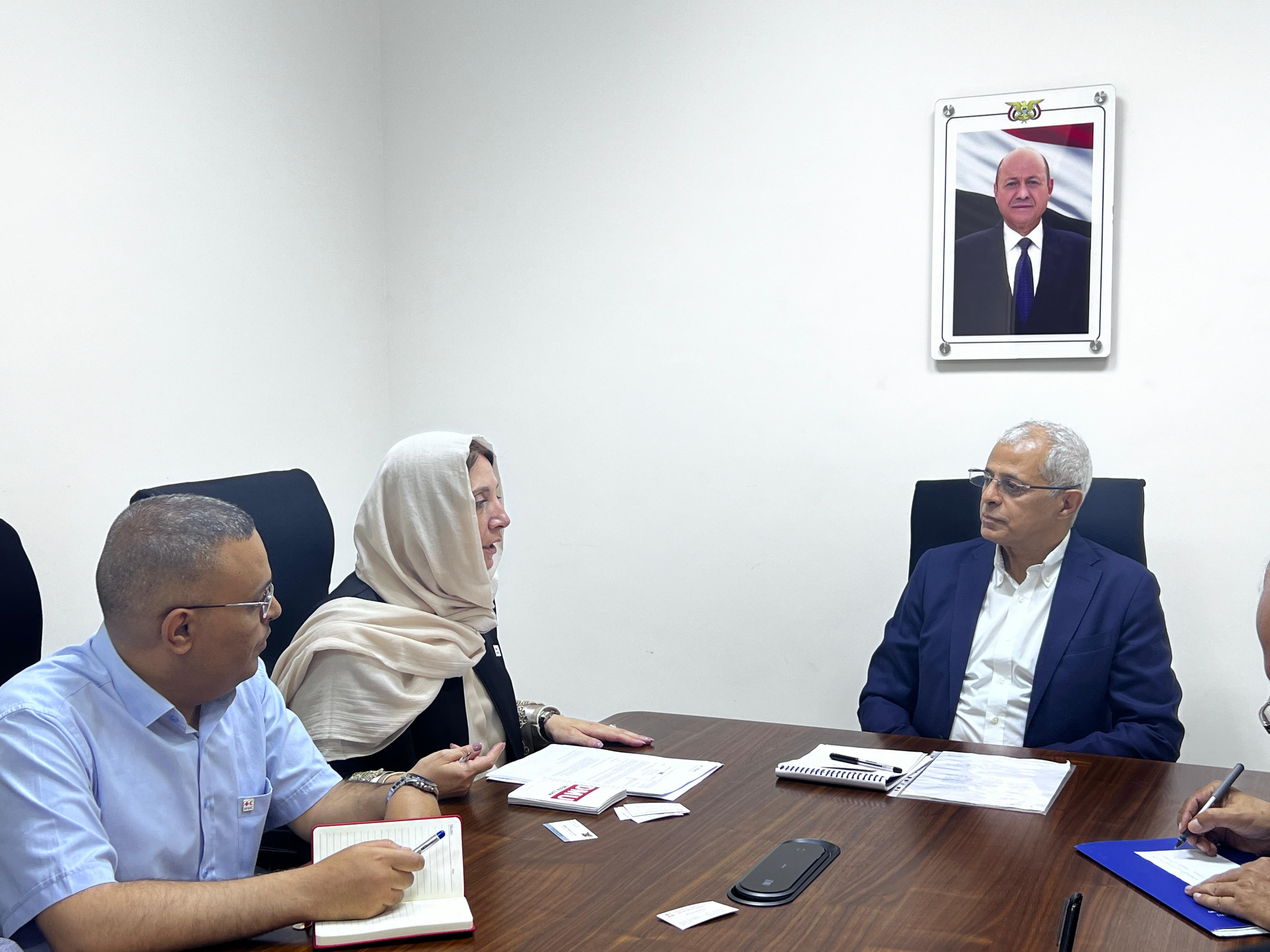 نائب وزير الخارجية يشيد بالدور الإنساني للاتحاد الدولي للصليب الاحمر في اليمن
