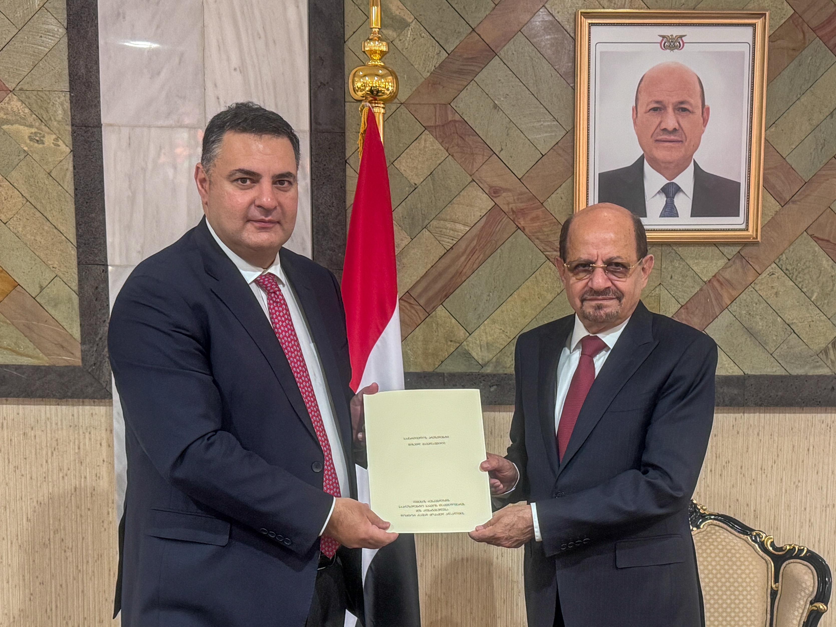 وزير الخارجية يتسلّم نسخة من أوراق اعتماد السفير الجورجي