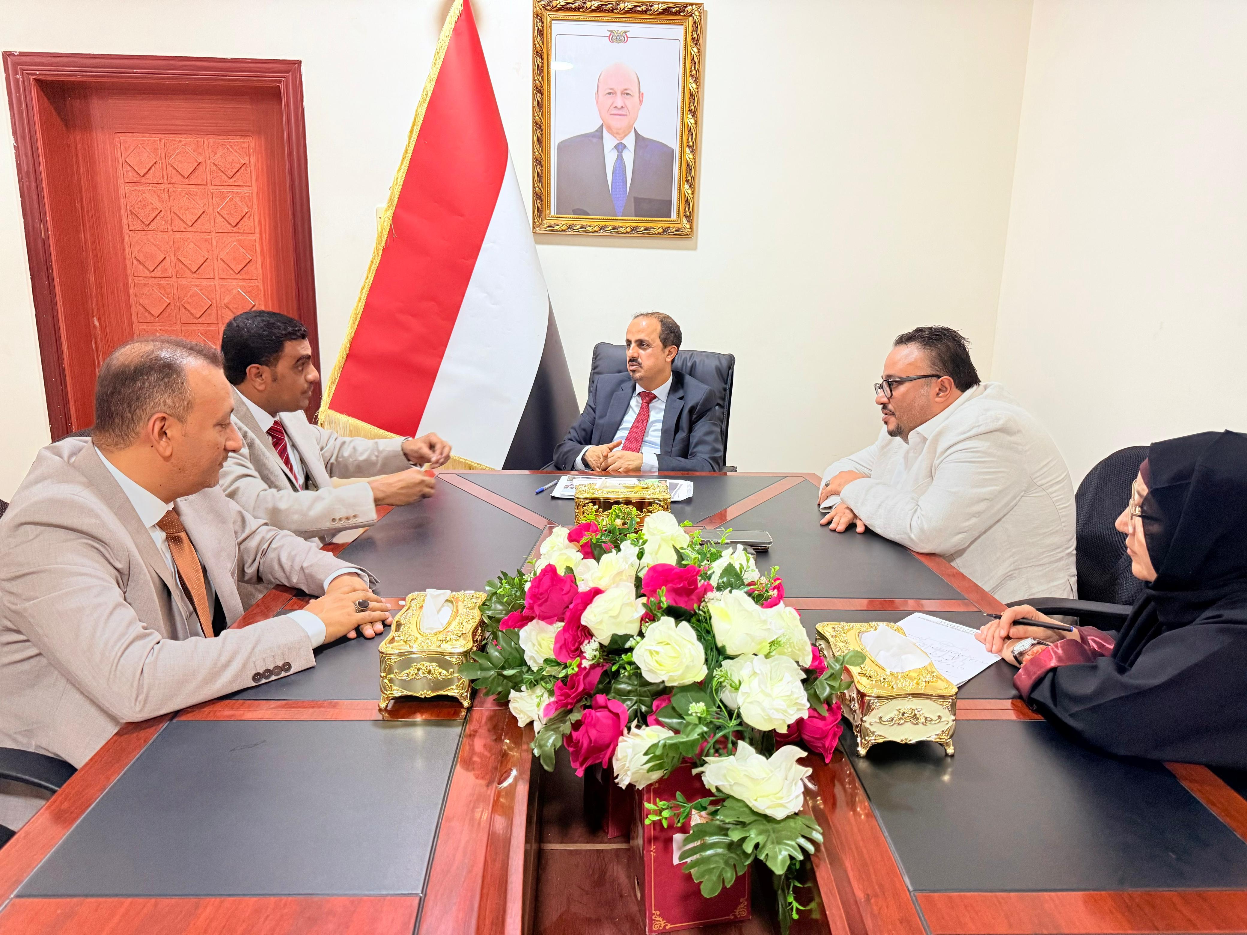 الإرياني يناقش مع وكيل محافظة سقطرى التحضيرات الجارية لموسم السياحة القادم