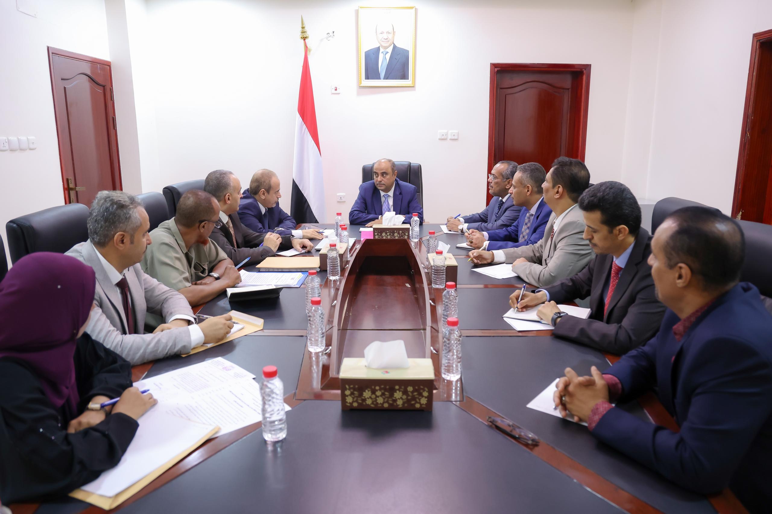 رئيس الوزراء يوجه بصرف مستحقات الربعين الأول والثاني للطلاب اليمنيين المبتعثين في الخارج