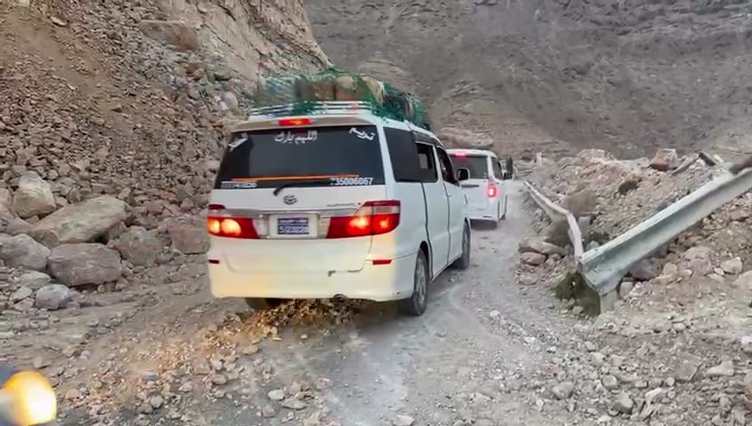 إعادة فتح طريق نشطون – الأنفاق في المهرة بعد اغلاقه مؤقتاً بسبب انهيار صخري