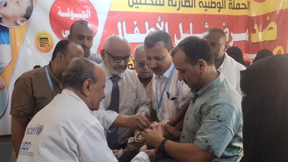 محافظ الحديدة يدشن حملة التحصين ضد شلل الأطفال بالمحافظة