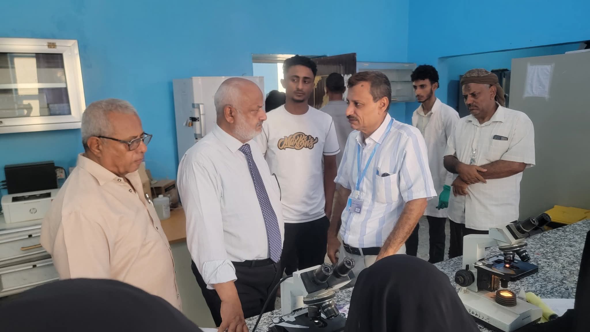 محافظ الحديدة يشدد على تحسين جودة الخدمات الصحية بمستشفى حيس الريفي