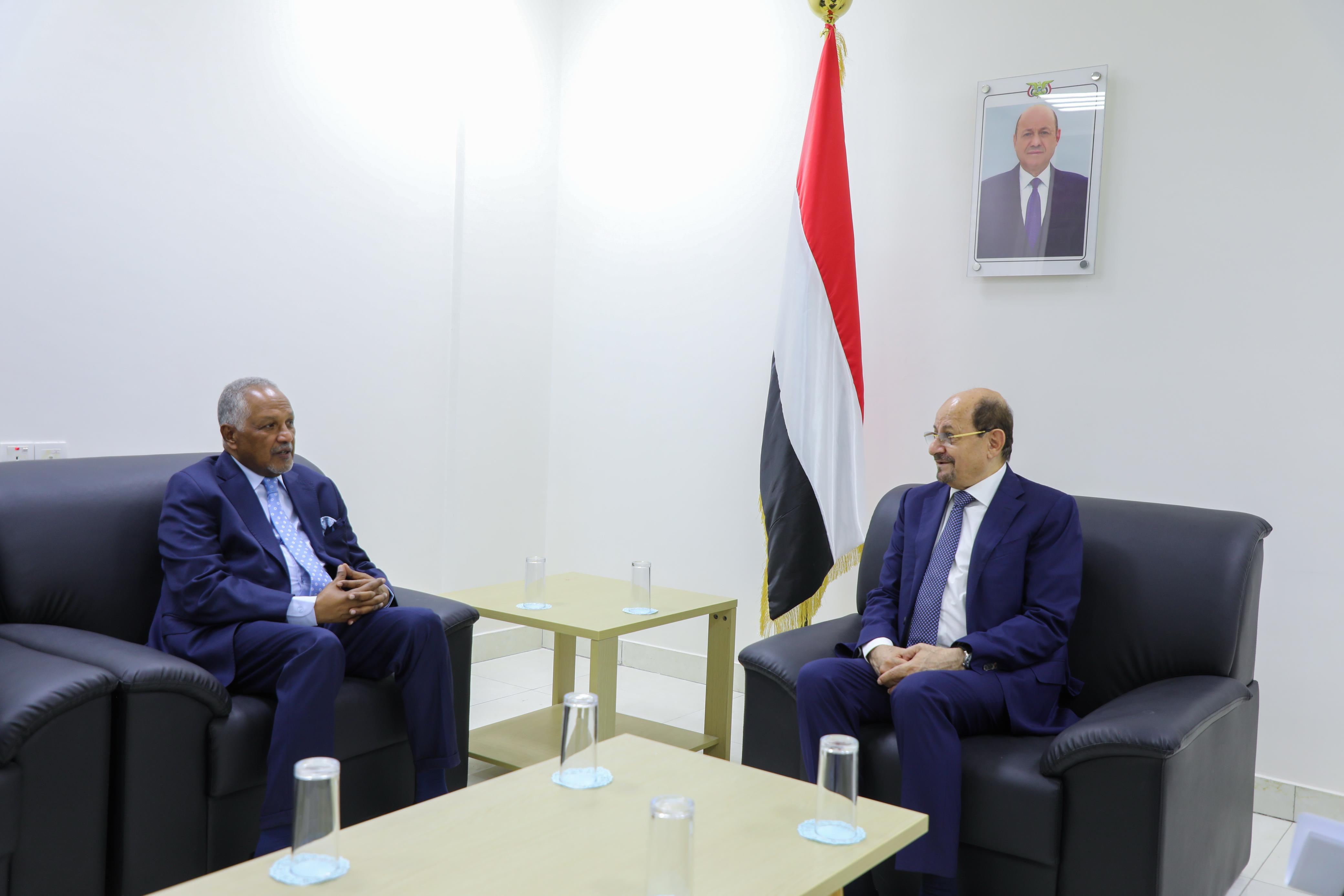وزير الخارجية يبحث مع السفير السوداني تعزيز التعاون الثنائي