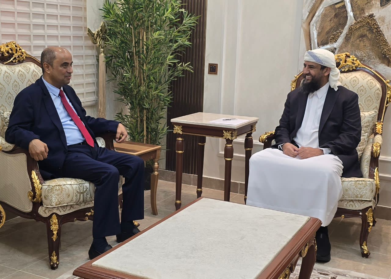 عضو مجلس القيادة المحرّمي يناقش مع رئيس الوزراء الأوضاع الاقتصادية وتحسين الخدمات