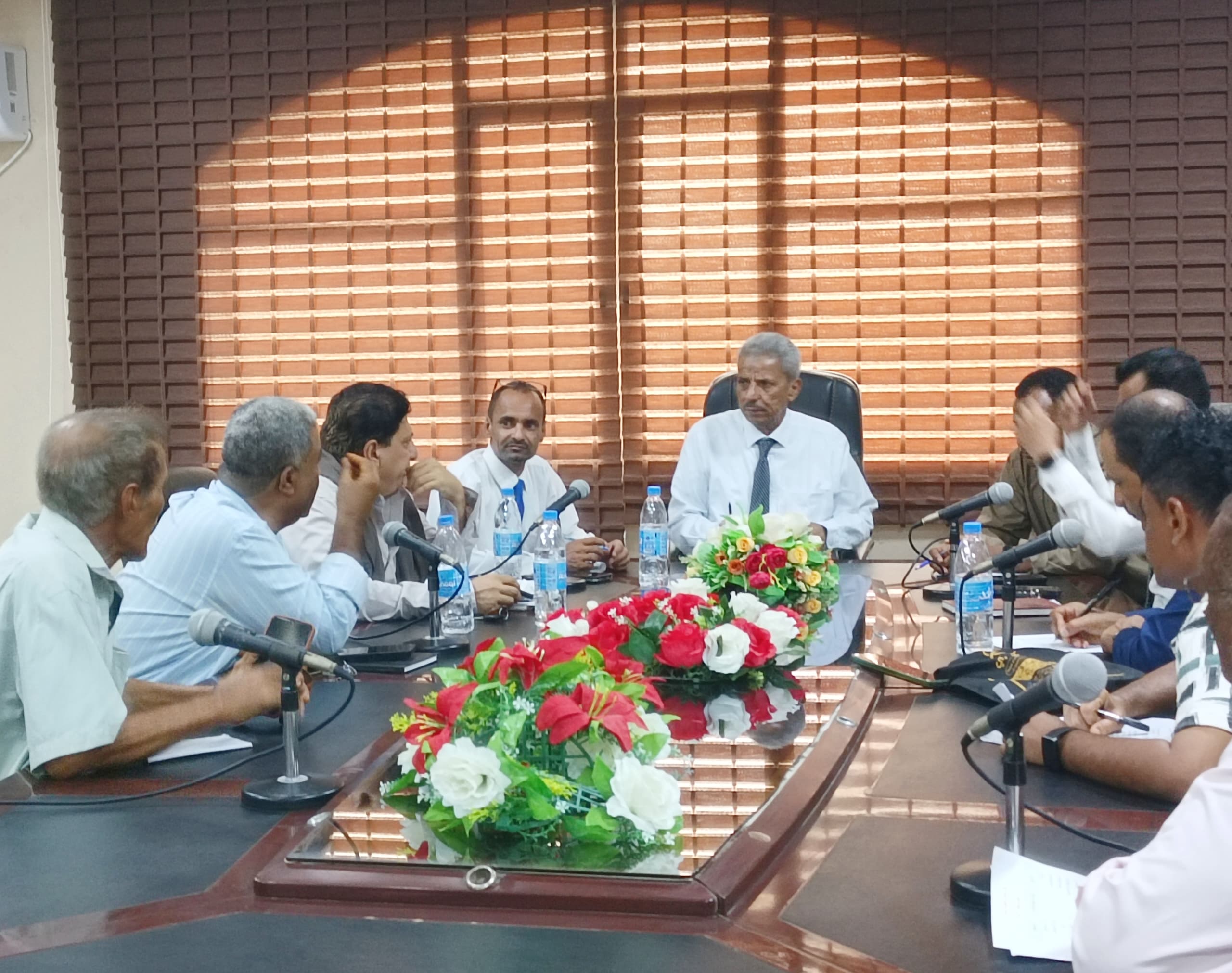 محافظ لحج يشدد على إزالة التعديات على أراضي الدولة والإعداد النوعي لمهرجان القمندان الثقافي