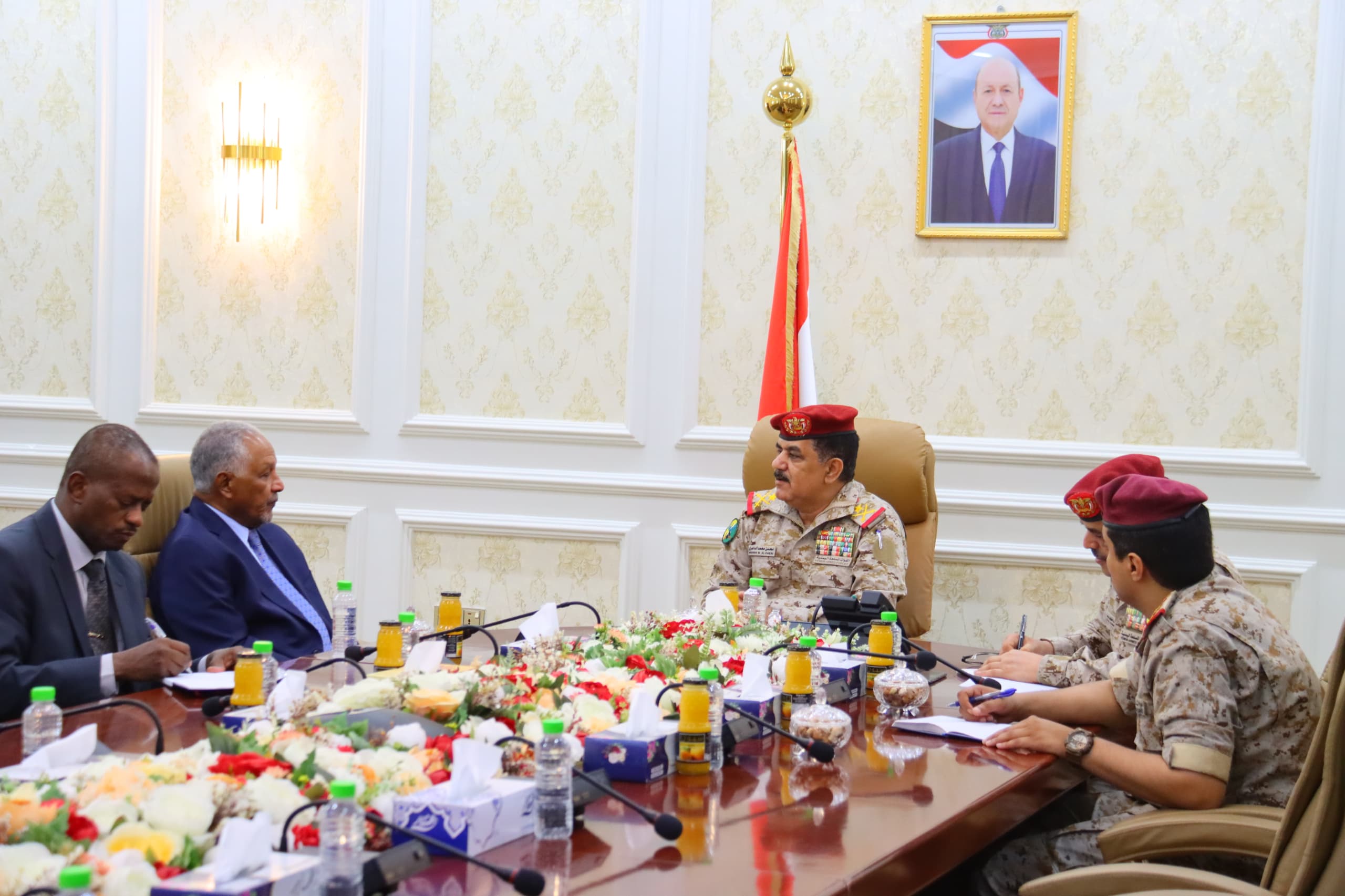 وزير الدفاع يلتقي في عدن سفيري السودان واليابان