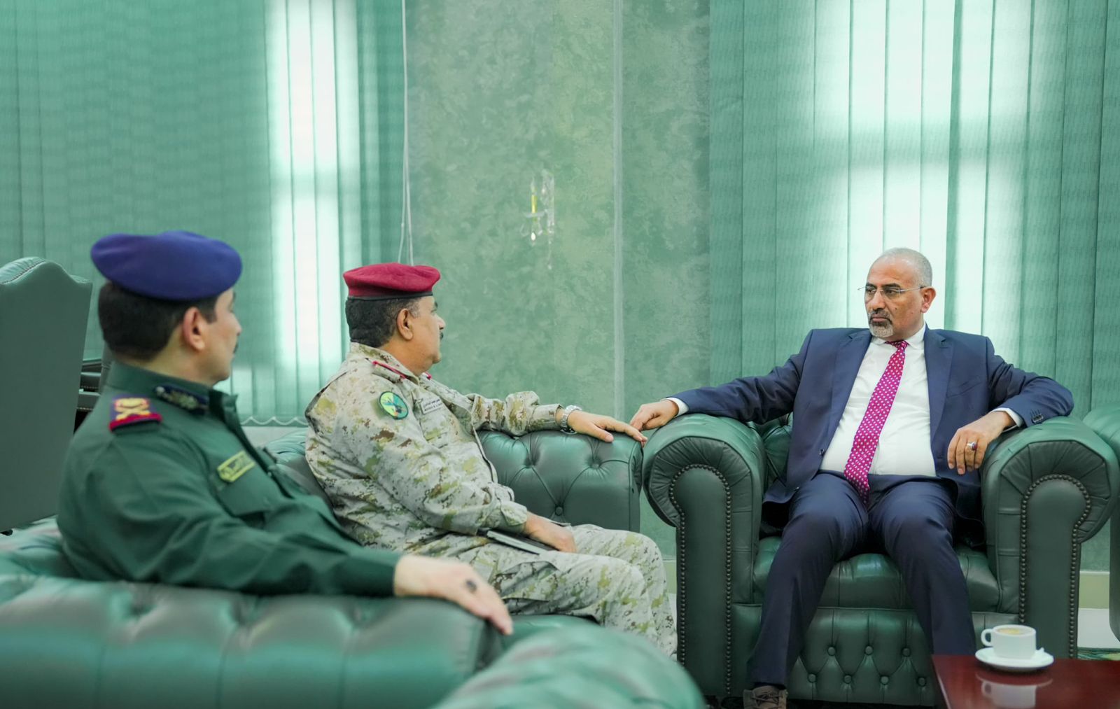 اللواء الزُبيدي يشدد على أهمية تعزيز التنسيق العسكري والأمني لحفظ الأمن والاستقرار