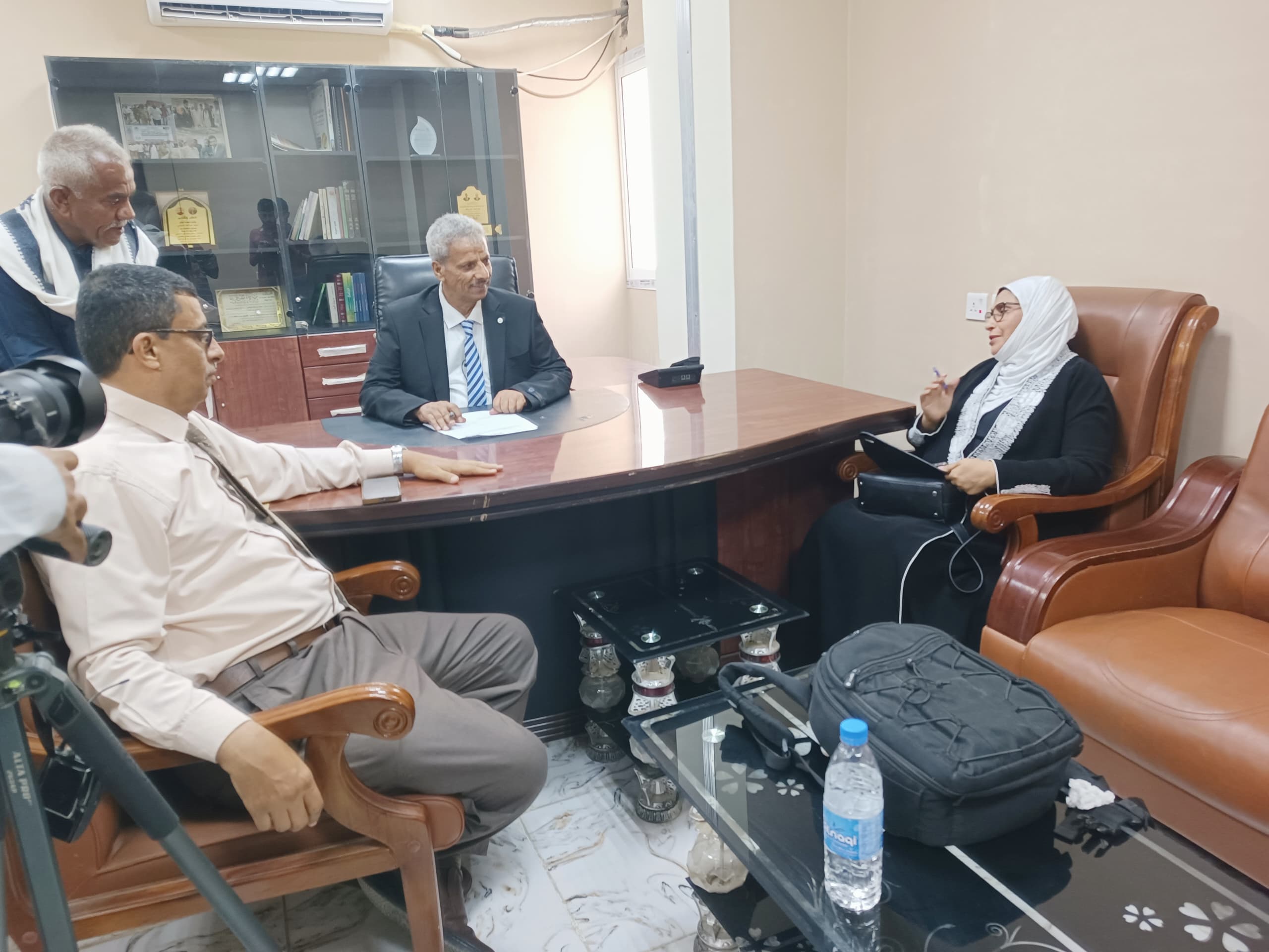 محافظ لحج ووكيل وزارة الصحة يناقشان ترتيبات إطلاق الحملة التوعوية لتعزيز صحة الأمومة والطفولة