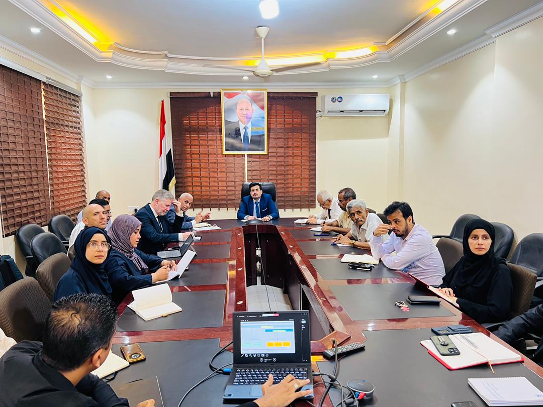 نائب وزير المياه والبيئة يبحث مع وفد البنك الدولي عدداً من المشاريع في قطاعي المياه والمناخ