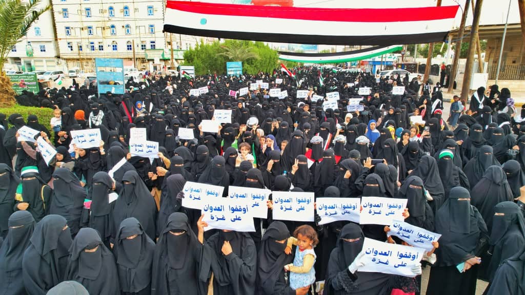 مسيرة نسوية غاضبة في مأرب تندد بسياسة التجويع الإسرائيلية في غزة