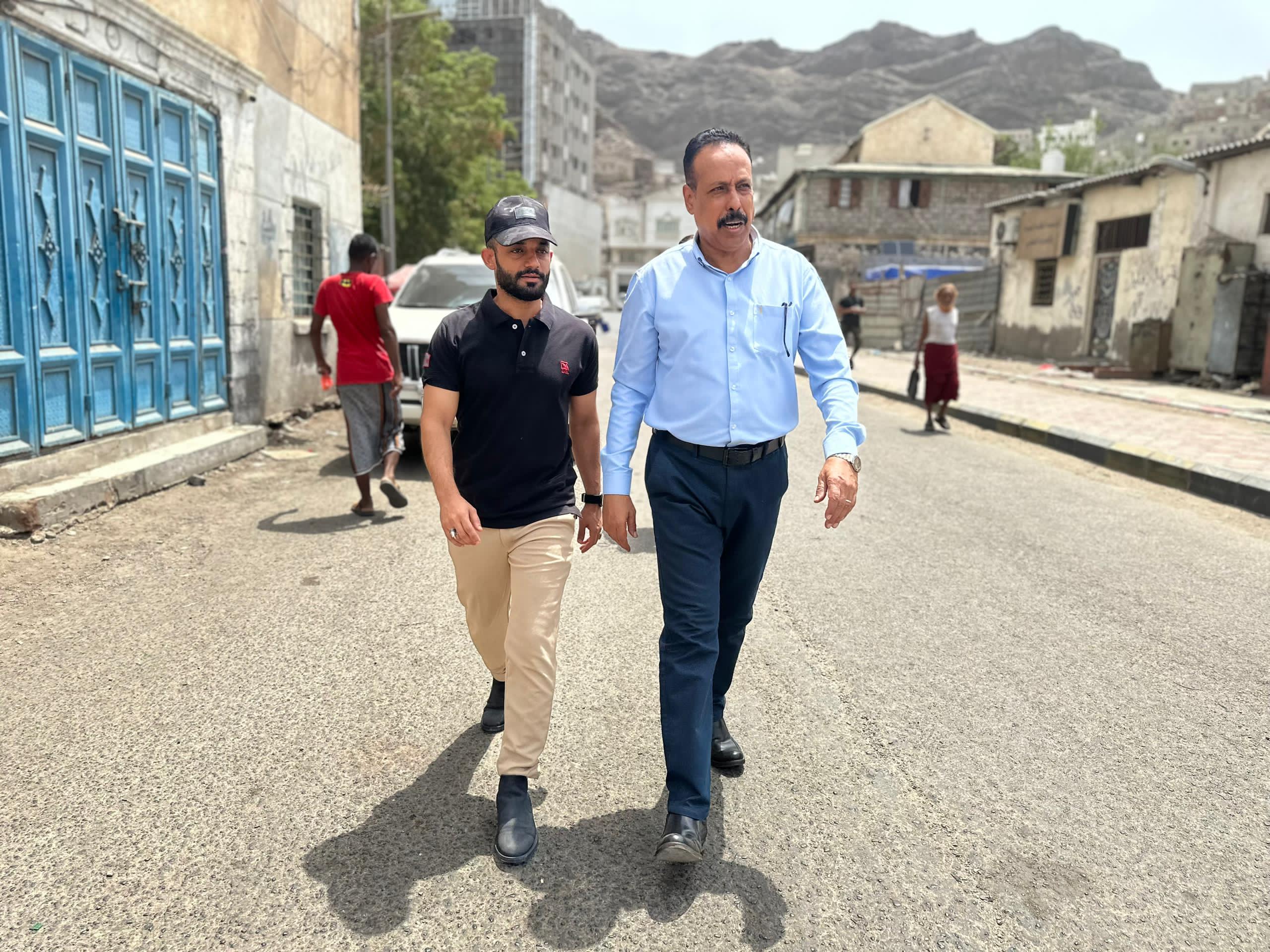 رئيس مجلس إدارة صندوق صيانة الطرق يتفقد عددًا من الشوارع الفرعية في مديرية صيرة بعدن