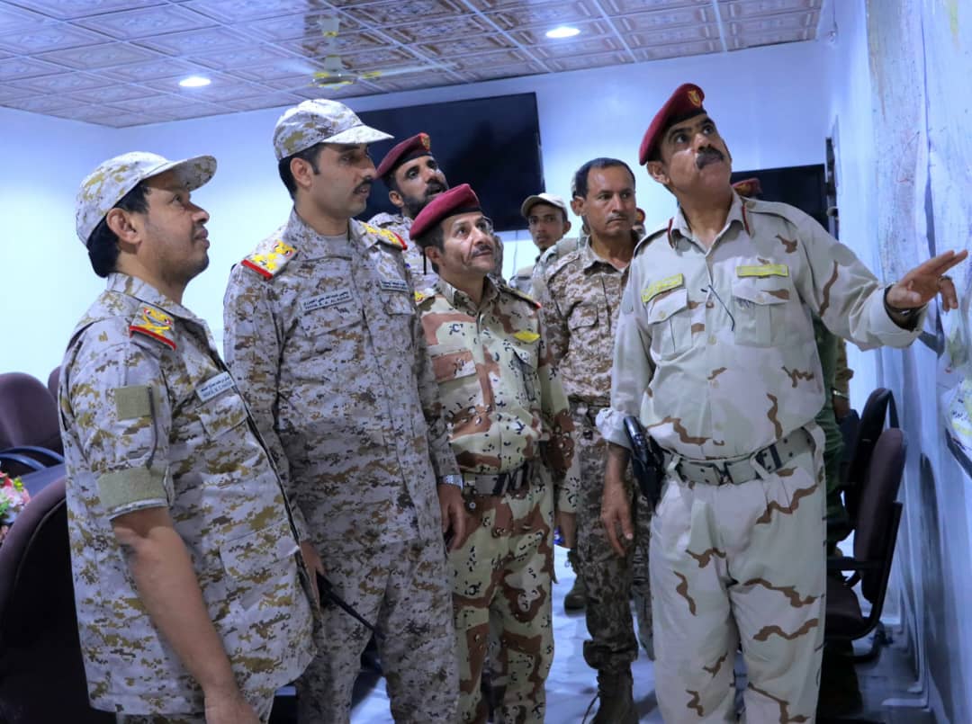 مدير دائرة العمليات الحربية يزور المنطقة السادسة ويُشيد بخطط الانتشار والتأهيل التخصصي