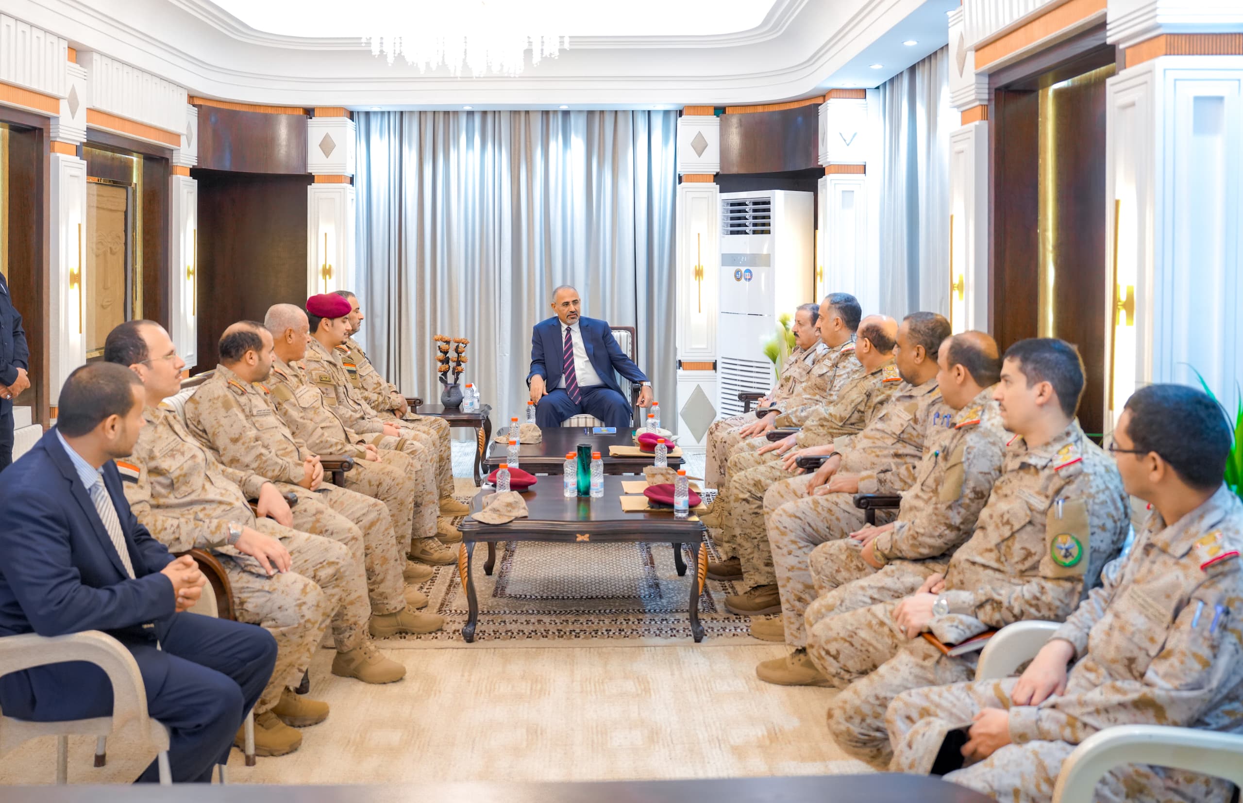 اللواء الزُبيدي يترأس اجتماعاً لرئاسة هيئة الأركان العامة وعدد من هيئات ودوائر وزارة الدفاع