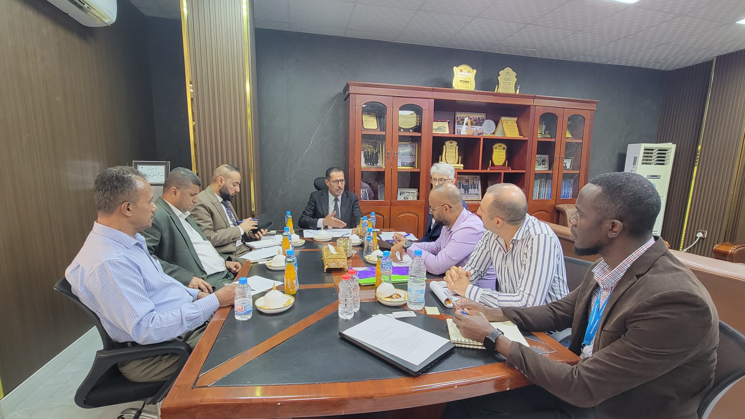لقاء في عدن يناقش تداعيات تراجع التمويلات الدولية وأثرها على المساعدات الإغاثية والإنسانية