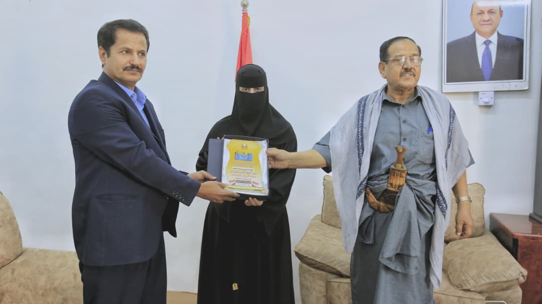 السلطة المحلية بمأرب تكرّم الطالبة اميمة الأولى في اختبارات الثانوية العامة على مستوى المحافظة